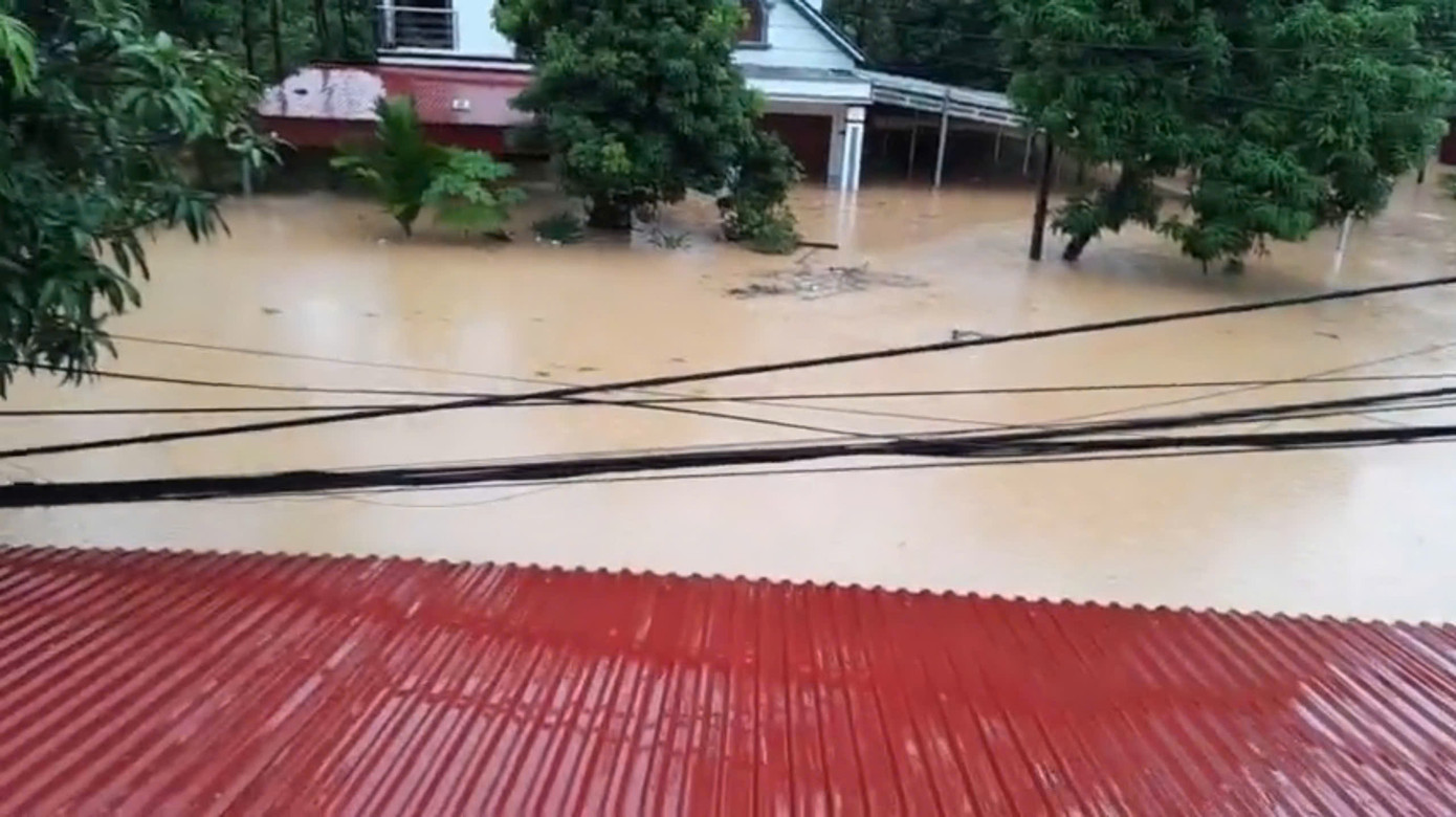 Nước ngập sâu khiến nhiều ngôi nhà nơi Đình Dũng ở gần như bị "nhấn chìm". Nước ngập sâu khiến nhiều ngôi nhà nơi Đình Dũng ở gần như bị "nhấn chìm".