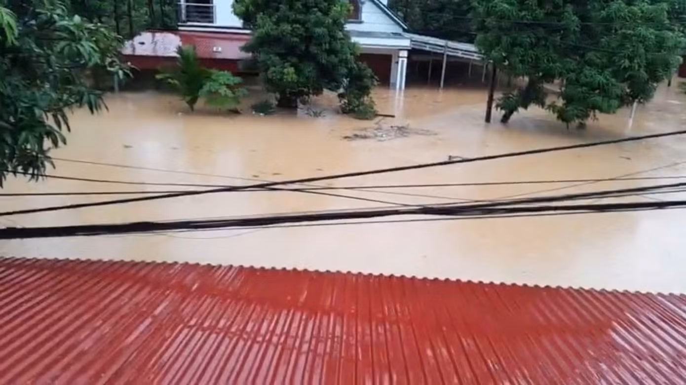 Nước ngập sâu khiến nhiều ngôi nhà nơi Đình Dũng ở gần như bị "nhấn chìm". Nước ngập sâu khiến nhiều ngôi nhà nơi Đình Dũng ở gần như bị "nhấn chìm".
