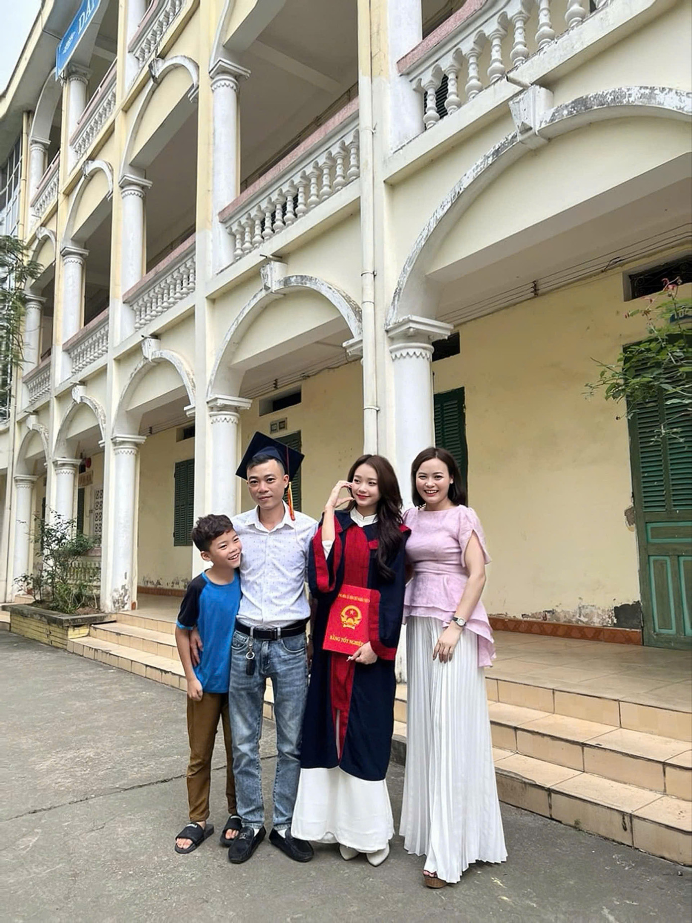 Huyền Nhi cảm thấy may mắn và biết ơn vì gia đình bình an qua lũ. Huyền Nhi cảm thấy may mắn và biết ơn vì gia đình bình an qua lũ.