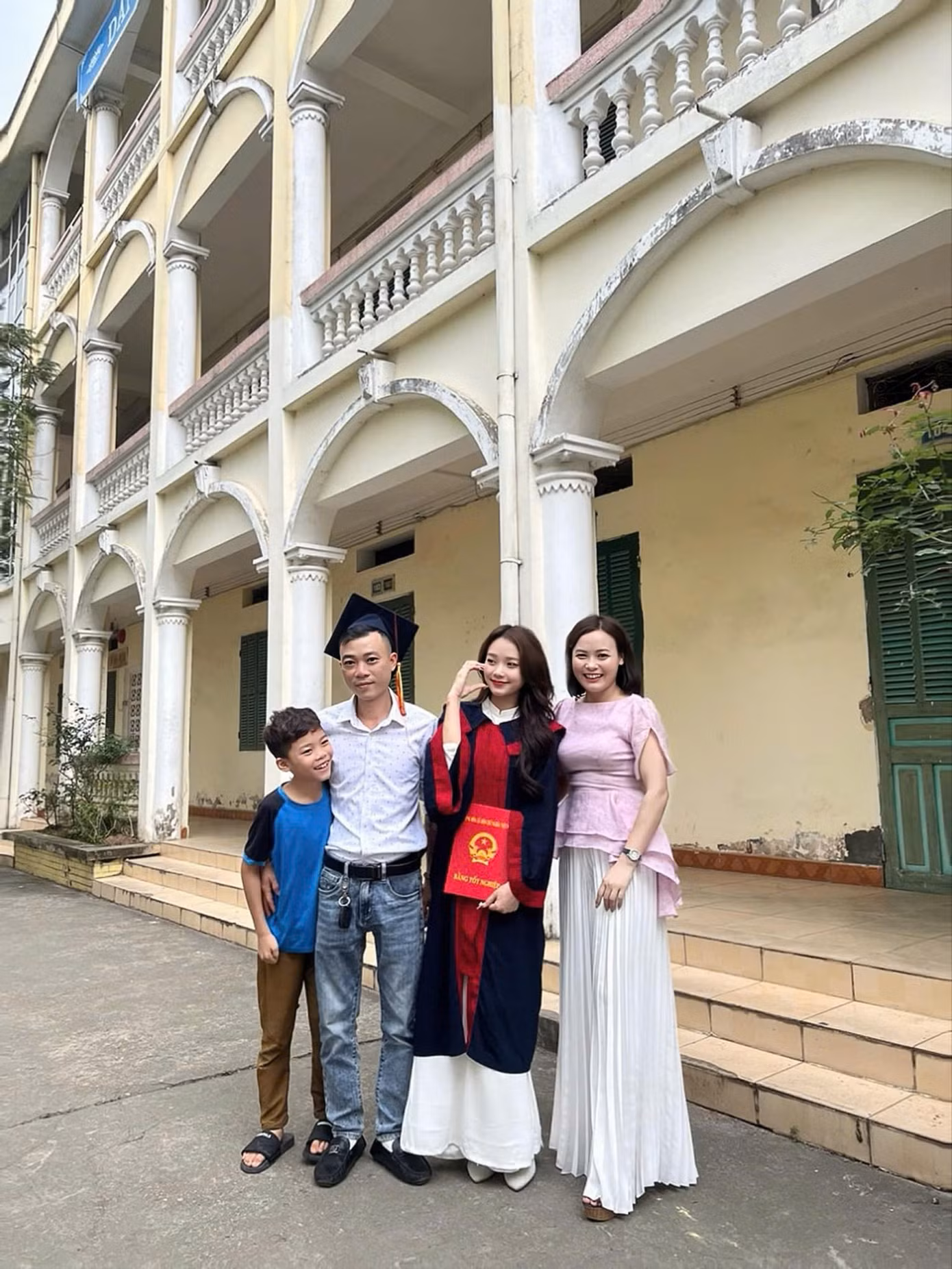Huyền Nhi cảm thấy may mắn và biết ơn vì gia đình bình an qua lũ. Huyền Nhi cảm thấy may mắn và biết ơn vì gia đình bình an qua lũ.