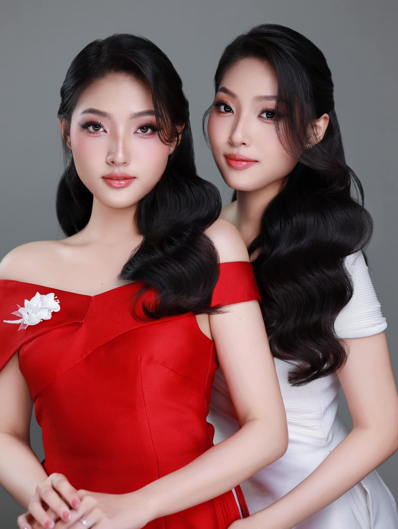 Huỳnh Kiều Linh và Huỳnh Kiều Loan (sinh năm 2002) là hai chị em song sinh hiện đang "gây sốt" cộng đồng mạng với khả năng ngoại ngữ.