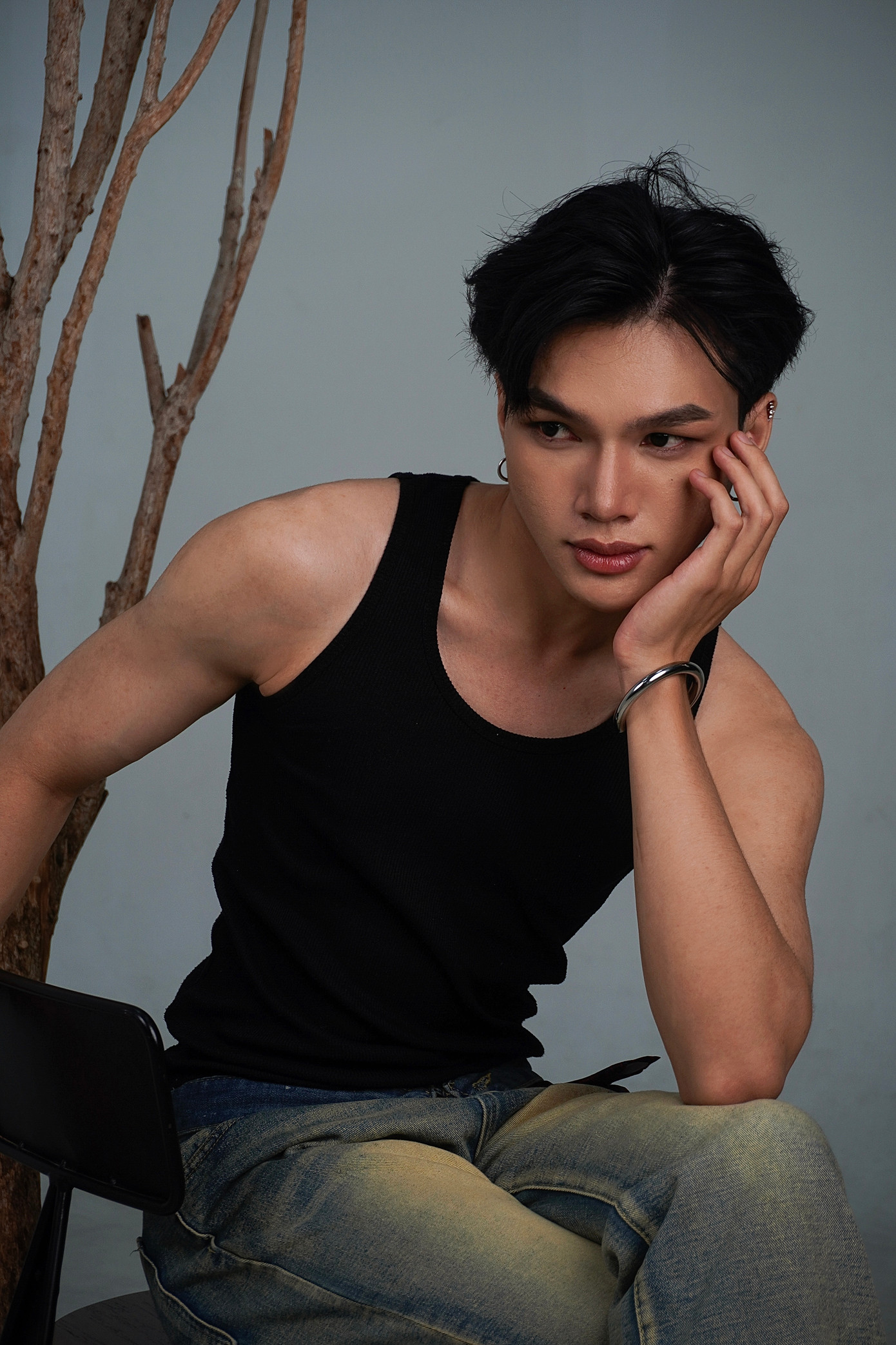 Đoan Huỳnh (sinh năm 2003) hiện đang theo học tại trường Cao đẳng Văn hóa Nghệ thuật Thành phố Hồ Chí Minh. Đoan Huỳnh (sinh năm 2003) hiện đang theo học tại trường Cao đẳng Văn hóa Nghệ thuật Thành phố Hồ Chí Minh.