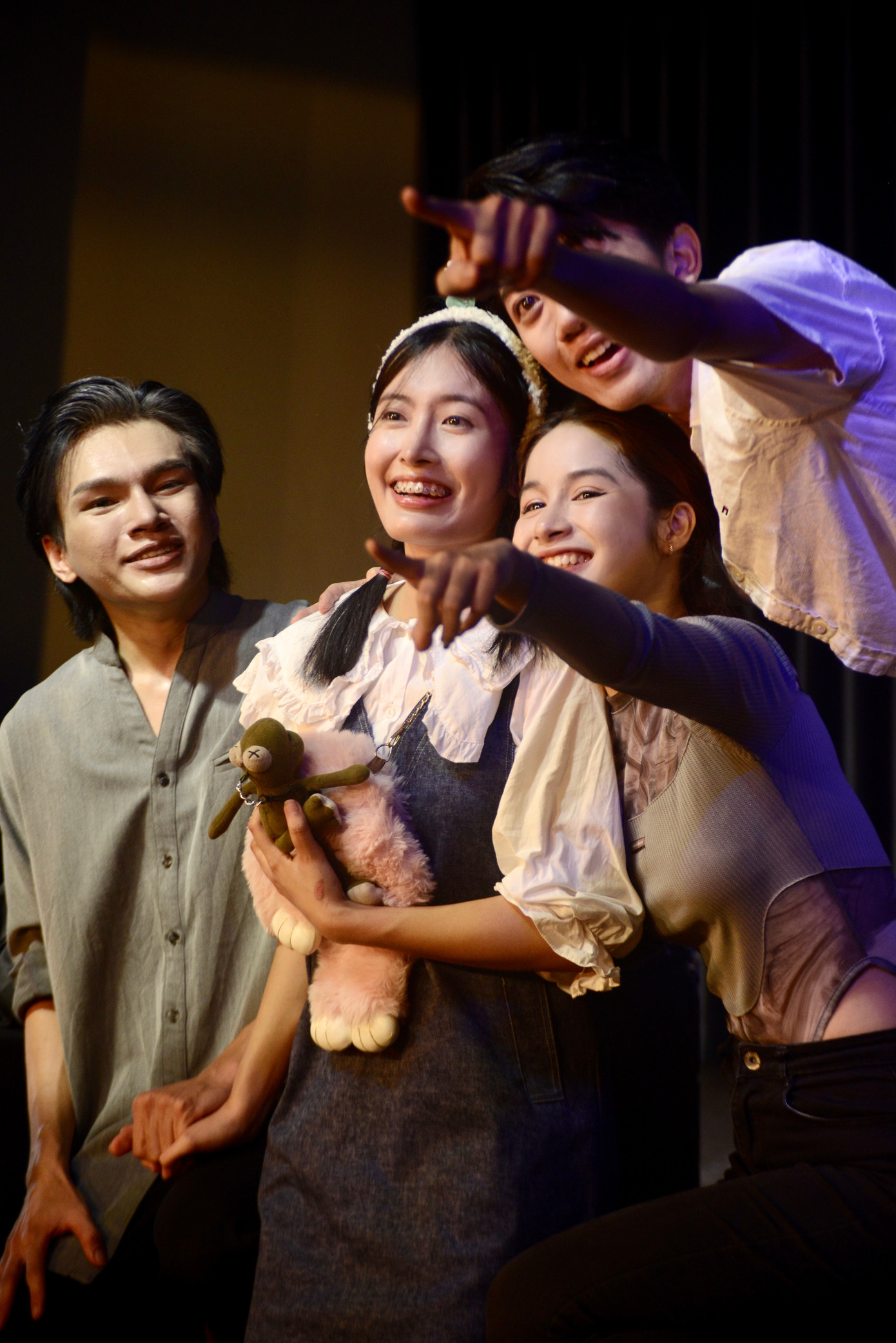 Trải qua rất nhiều công việc khác nhau, bằng sự nỗ lực sau 2 năm, Đoan Huỳnh đã có thể quay lại trường tiếp tục công việc học và theo đuổi ước mơ. Trải qua rất nhiều công việc khác nhau, bằng sự nỗ lực sau 2 năm, Đoan Huỳnh đã có thể quay lại trường tiếp tục công việc học và theo đuổi ước mơ.