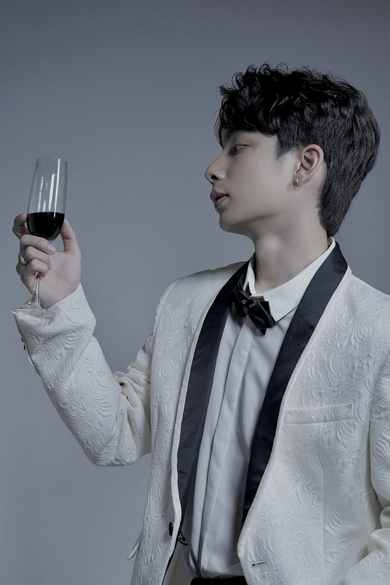 Bên cạnh công việc học tập, Huỳnh Sơn còn đang kinh doanh và là người mẫu tự do.