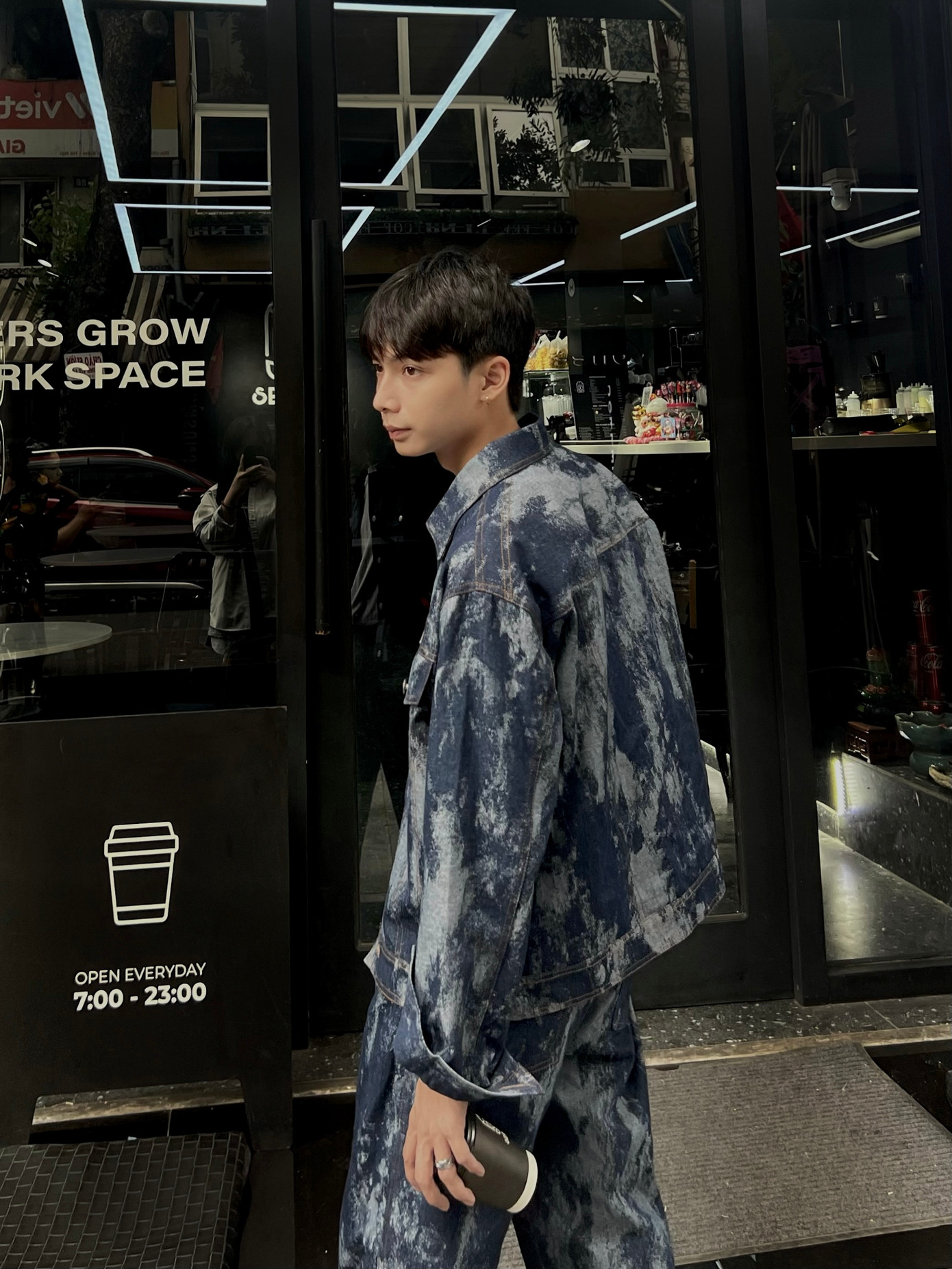 Trước khi đến với công việc hiện tại, Huỳnh Sơn từng bén duyên với nhiều ngành nghề khác nhau, cũng như đạt được nhiều thành tích đáng nể.