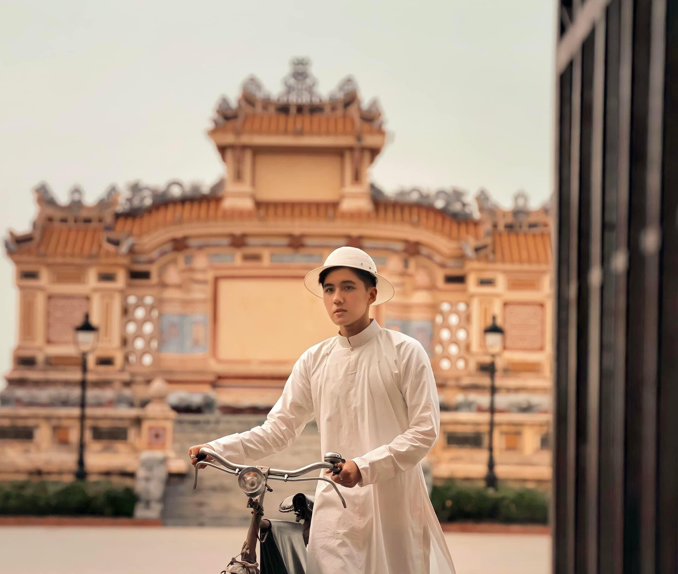 Nhật Tùng bén duyên với nghệ thuật một cách tình cờ. Nhật Tùng bén duyên với nghệ thuật một cách tình cờ.