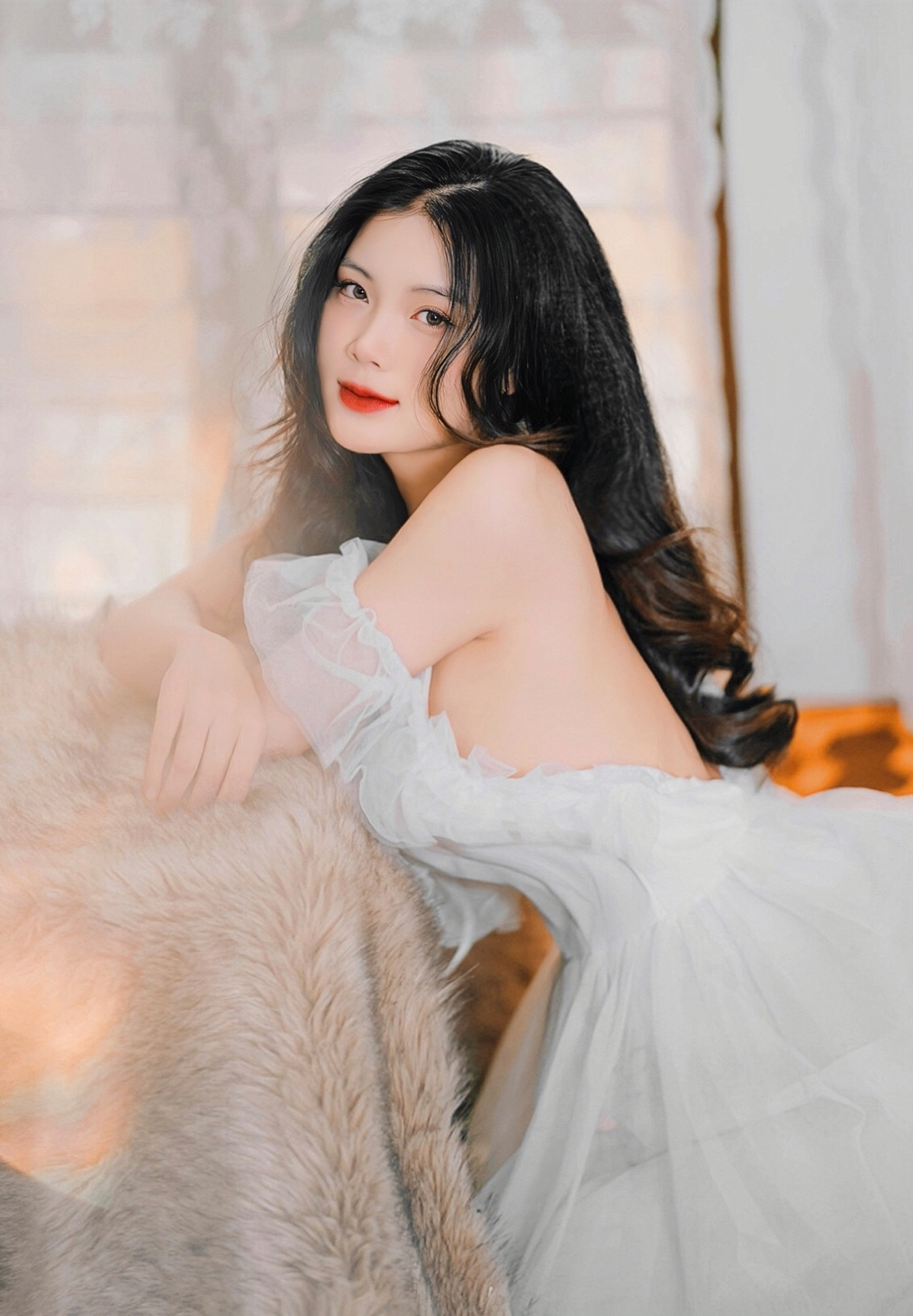 Bên cạnh công việc học, Thùy Linh còn là người mẫu ảnh đã có 4 năm hoạt động trong nghề.