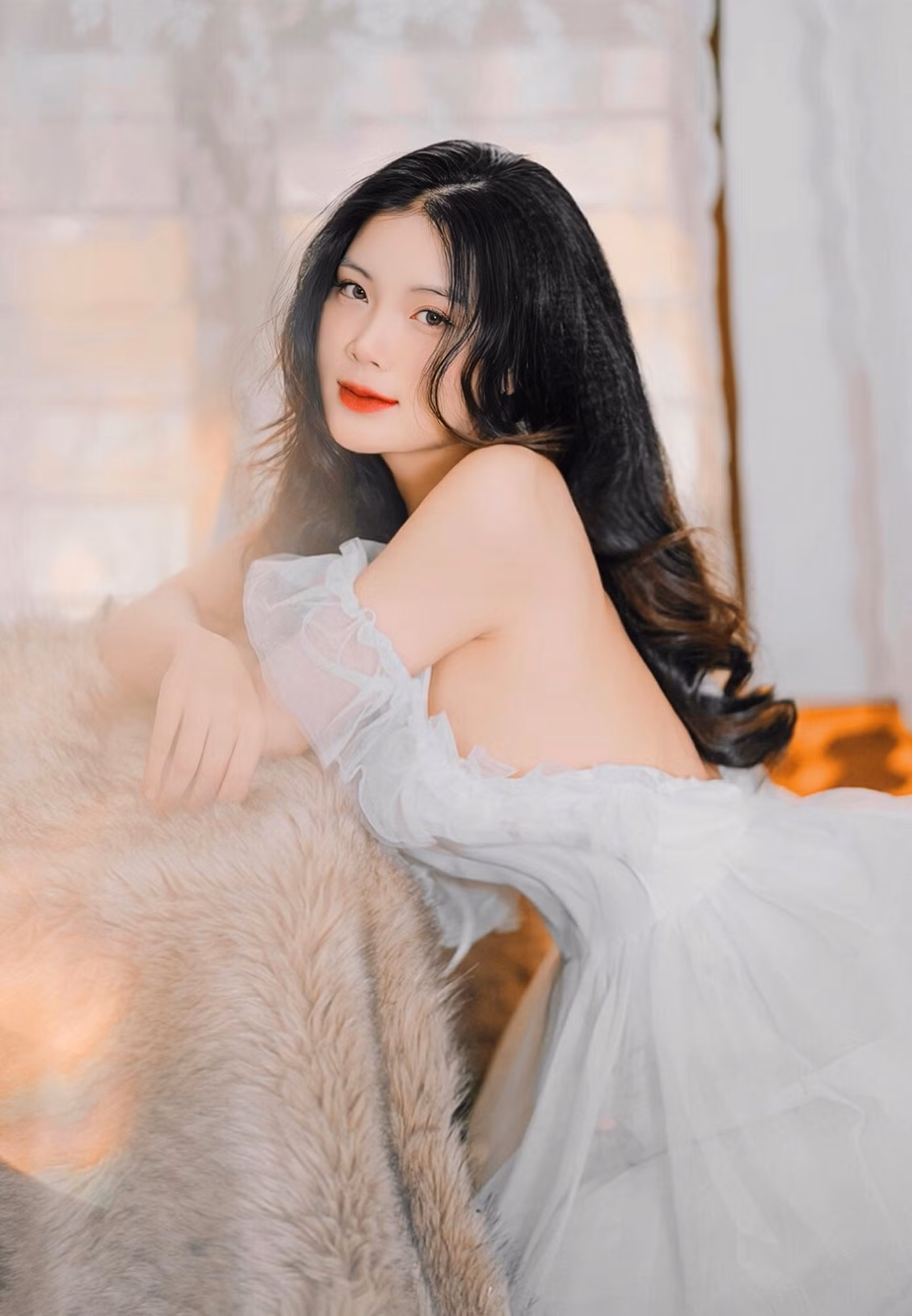 Bên cạnh công việc học, Thùy Linh còn là người mẫu ảnh đã có 4 năm hoạt động trong nghề.