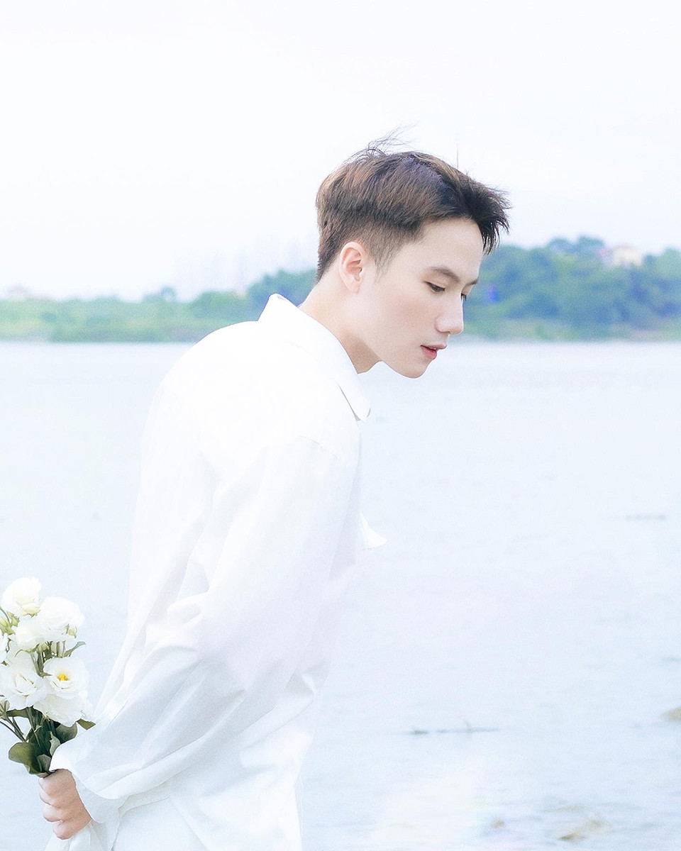 Bên cạnh công việc học tập, Thăng Long hiện đang làm về mảng chụp ảnh và truyền thông. Bên cạnh công việc học tập, Thăng Long hiện đang làm về mảng chụp ảnh và truyền thông.