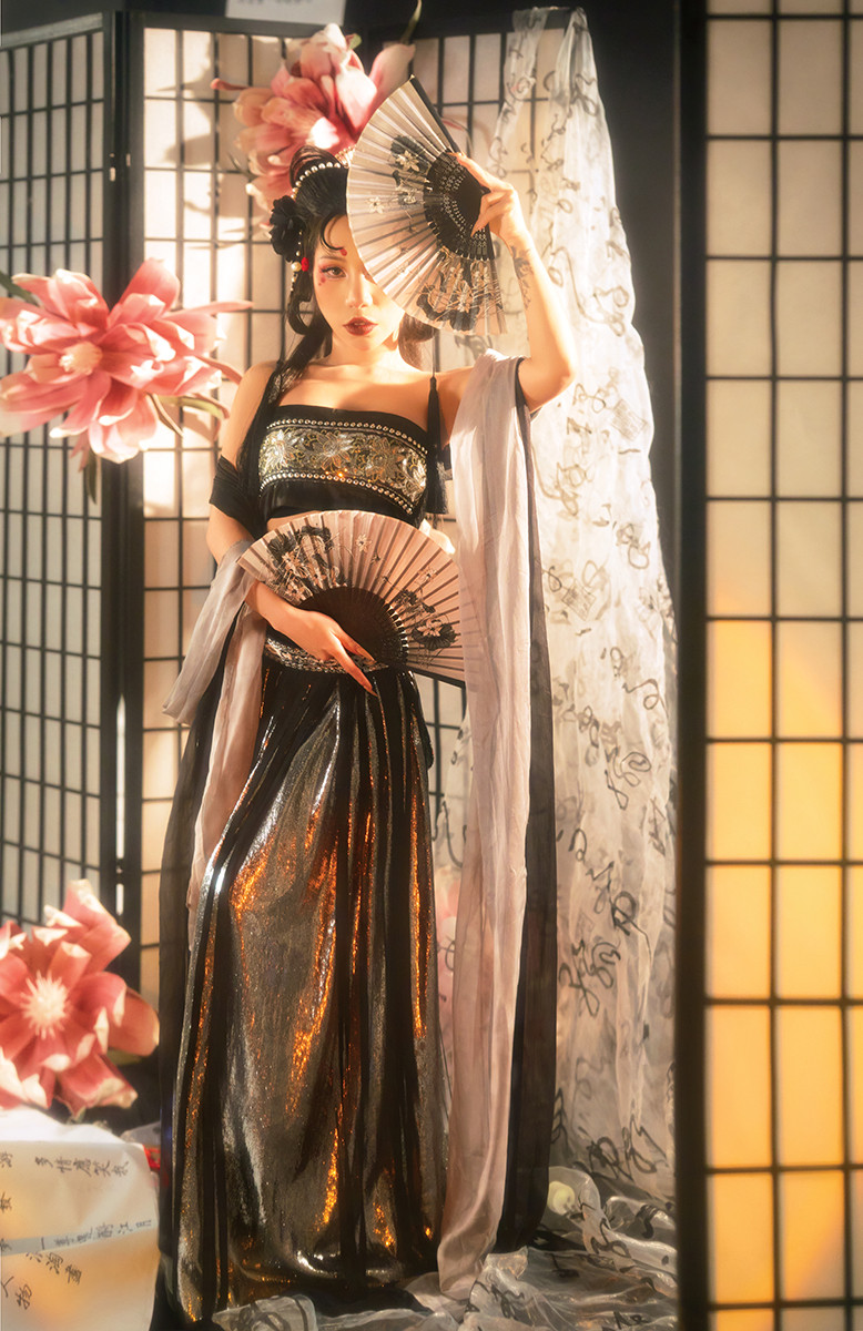 Từ nhỏ dành niềm đam mê rất lớn cho sân khấu và biểu diễn, Khánh Linh ước mơ được cống hiến cho nền nghệ thuật nước nhà.