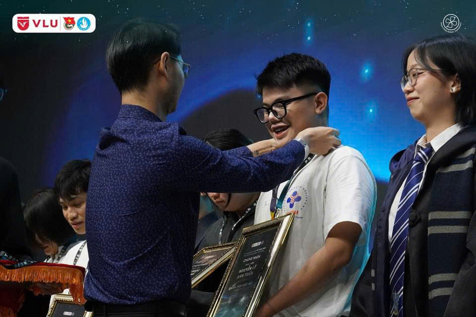 Trong quá trình phát triển dự án, Anh Tuấn đã thử sức qua hơn 10 cuộc thi lớn nhỏ khác nhau để rèn luyện kỹ năng, kiểm chứng ý tưởng và tìm kiếm cơ hội, đạt nhiều thành tích. Trong quá trình phát triển dự án, Anh Tuấn đã thử sức qua hơn 10 cuộc thi lớn nhỏ khác nhau để rèn luyện kỹ năng, kiểm chứng ý tưởng và tìm kiếm cơ hội, đạt nhiều thành tích.