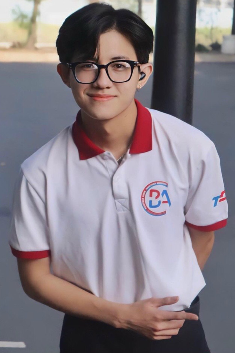 Nguyễn Phú Bình Minh (sinh năm 2002) hiện đang là sinh viên chuyên ngành Quản trị nguồn nhân lực của trường Đại học Tôn Đức Thắng. Nguyễn Phú Bình Minh (sinh năm 2002) hiện đang là sinh viên chuyên ngành Quản trị nguồn nhân lực của trường Đại học Tôn Đức Thắng.