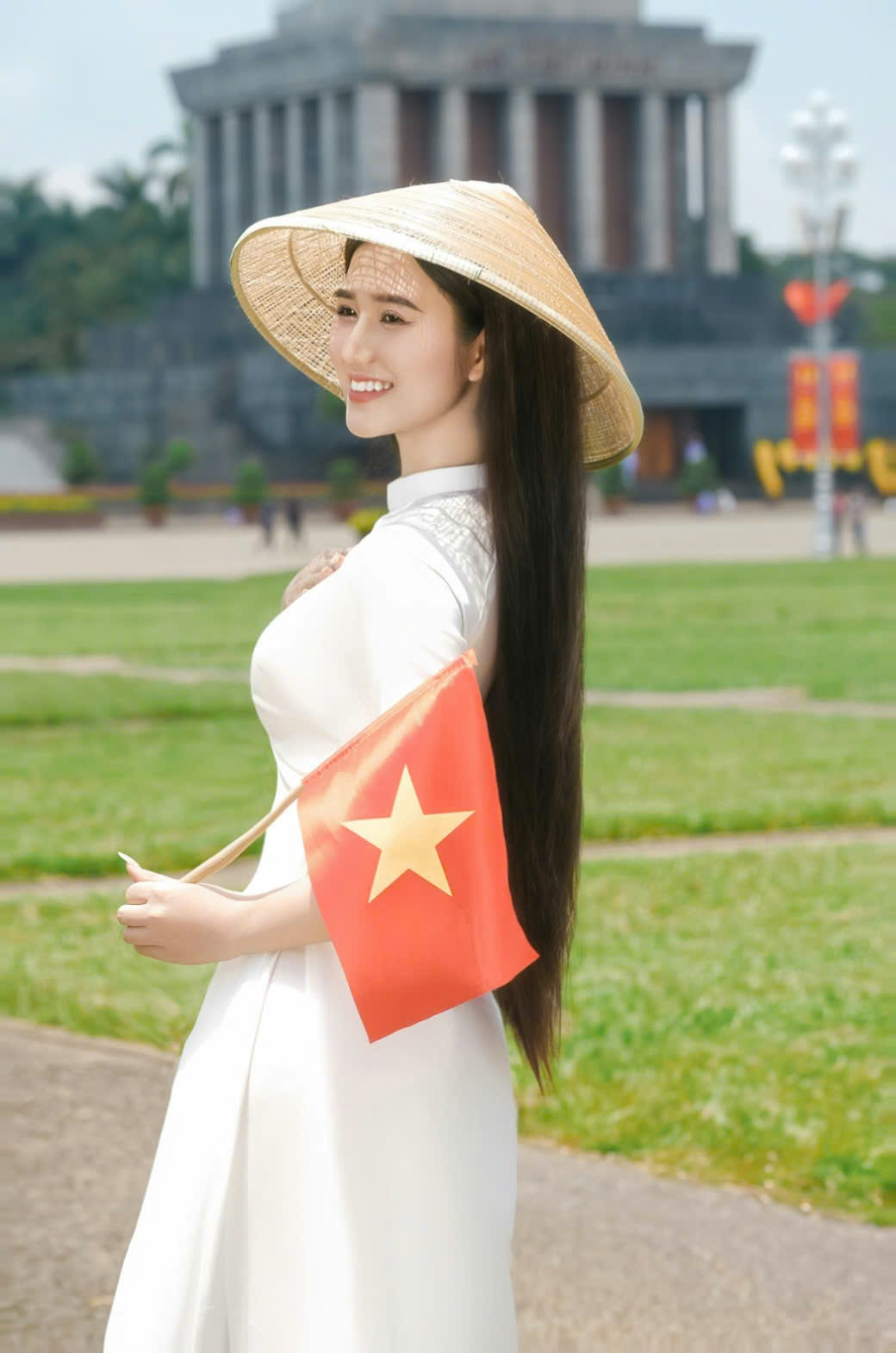 Thanh Thảo lựa chọn xuất hiện trong tà áo dài trắng cùng chiếc nón lá trong bộ ảnh đầu tiên, ngay sau khi trở thành Á Hậu 2 “Hoa hậu Du lịch Bản sắc Việt Nam”. Thanh Thảo lựa chọn xuất hiện trong tà áo dài trắng cùng chiếc nón lá trong bộ ảnh đầu tiên, ngay sau khi trở thành Á Hậu 2 “Hoa hậu Du lịch Bản sắc Việt Nam”.