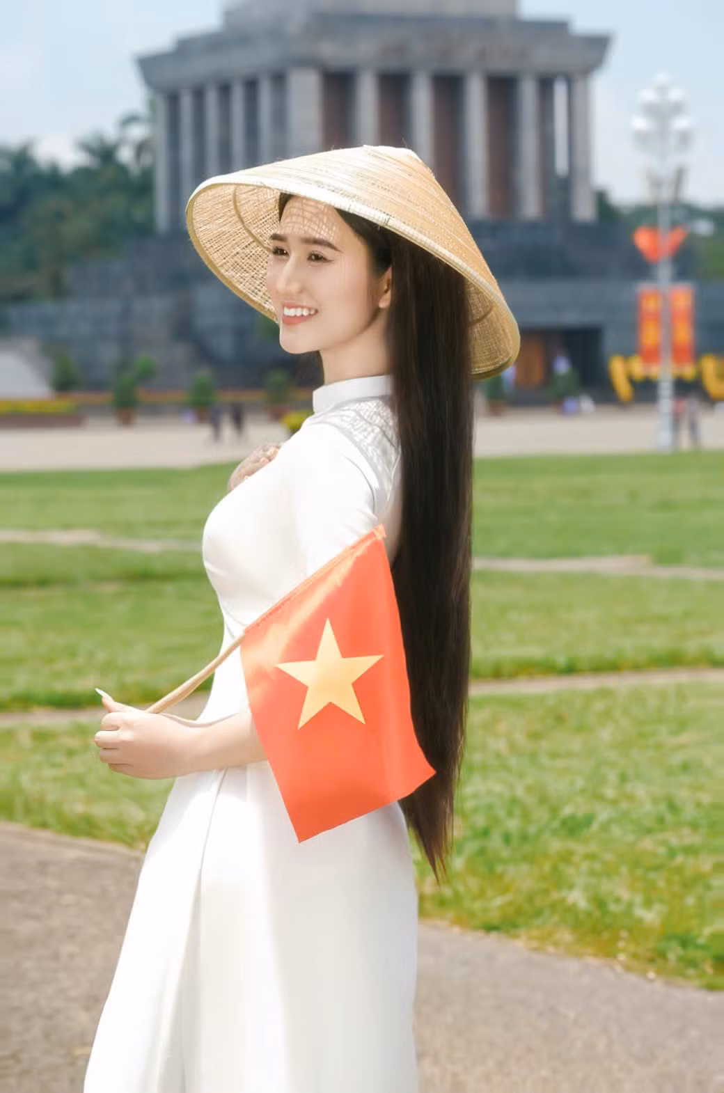 Thanh Thảo lựa chọn xuất hiện trong tà áo dài trắng cùng chiếc nón lá trong bộ ảnh đầu tiên, ngay sau khi trở thành Á Hậu 2 “Hoa hậu Du lịch Bản sắc Việt Nam”.