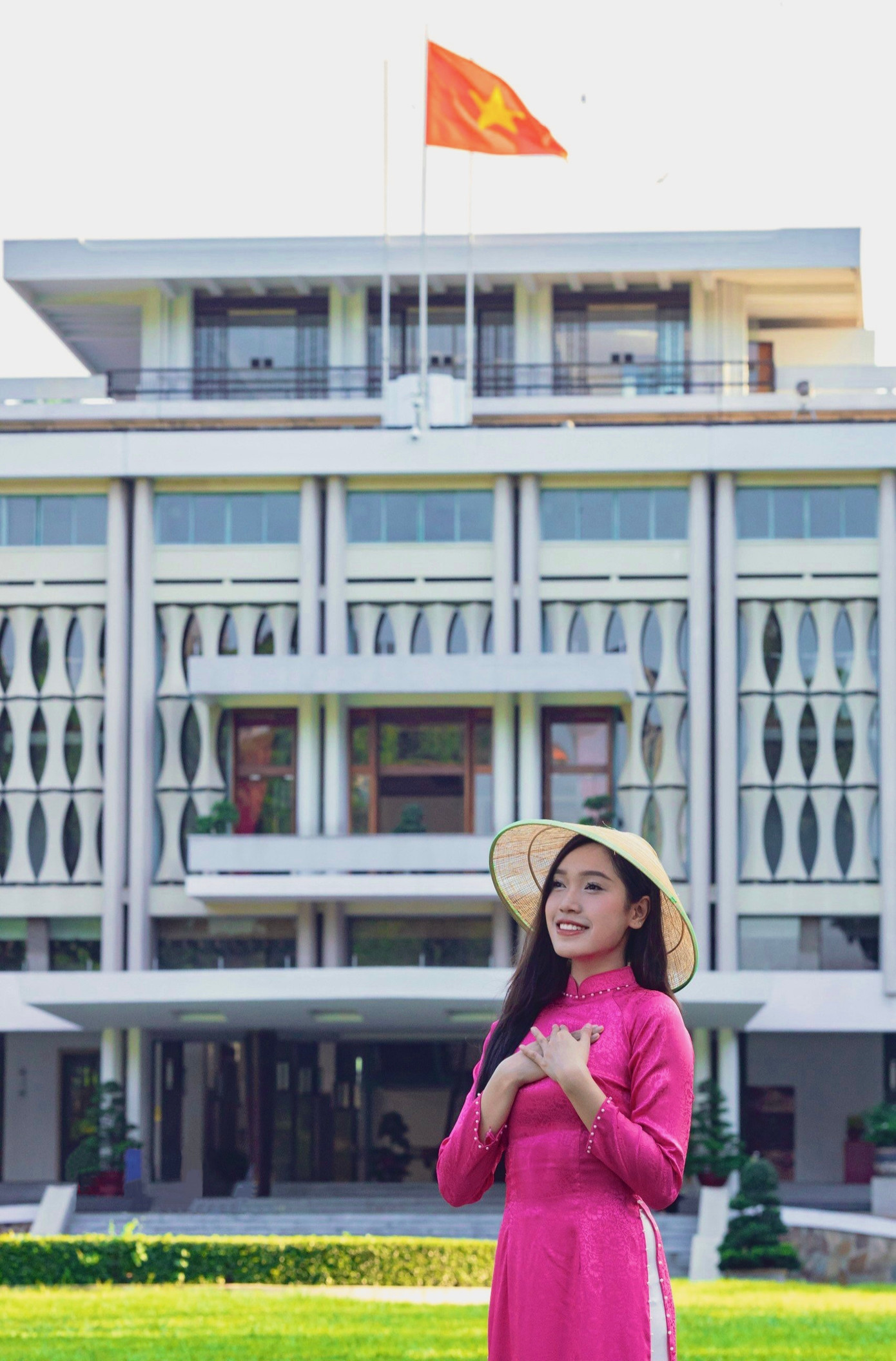 Kim Loan vô cùng hãnh diện và tự hào khi được đứng trước Dinh Độc Lập, dưới lá cờ Tổ quốc tung bay.