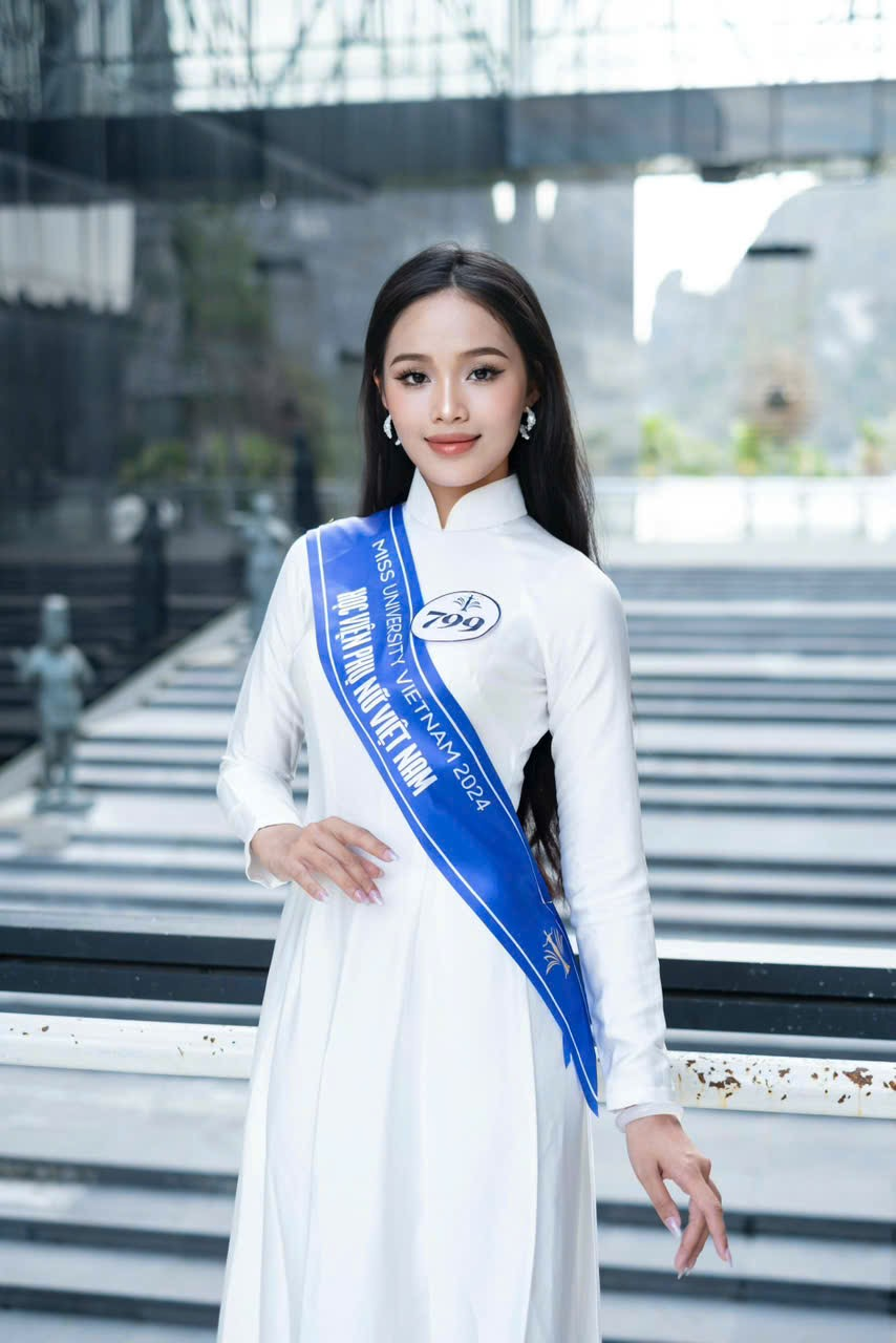 Bùi Khánh Linh (sinh năm 2005) đang là sinh viên của Học viện Phụ nữ Việt Nam.