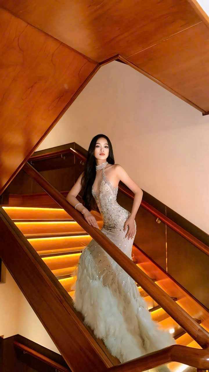 Không chỉ có niềm đam mê mãnh liệt với việc đọc sách, mà Khánh Linh còn rất thích chơi đàn tranh.