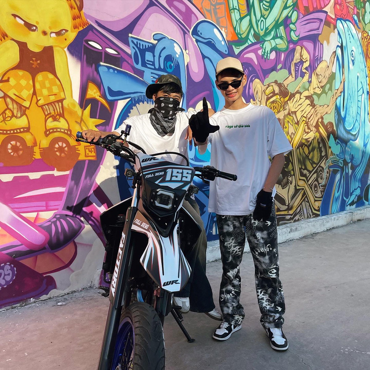 HEETEE luôn muốn mang đến cho mọi người những năng lượng tích cực qua những ngôn từ rất bình dị, thể hiện được rõ nét dân dã của ngoại ô - nơi thị trấn mà mình đang sinh sống.