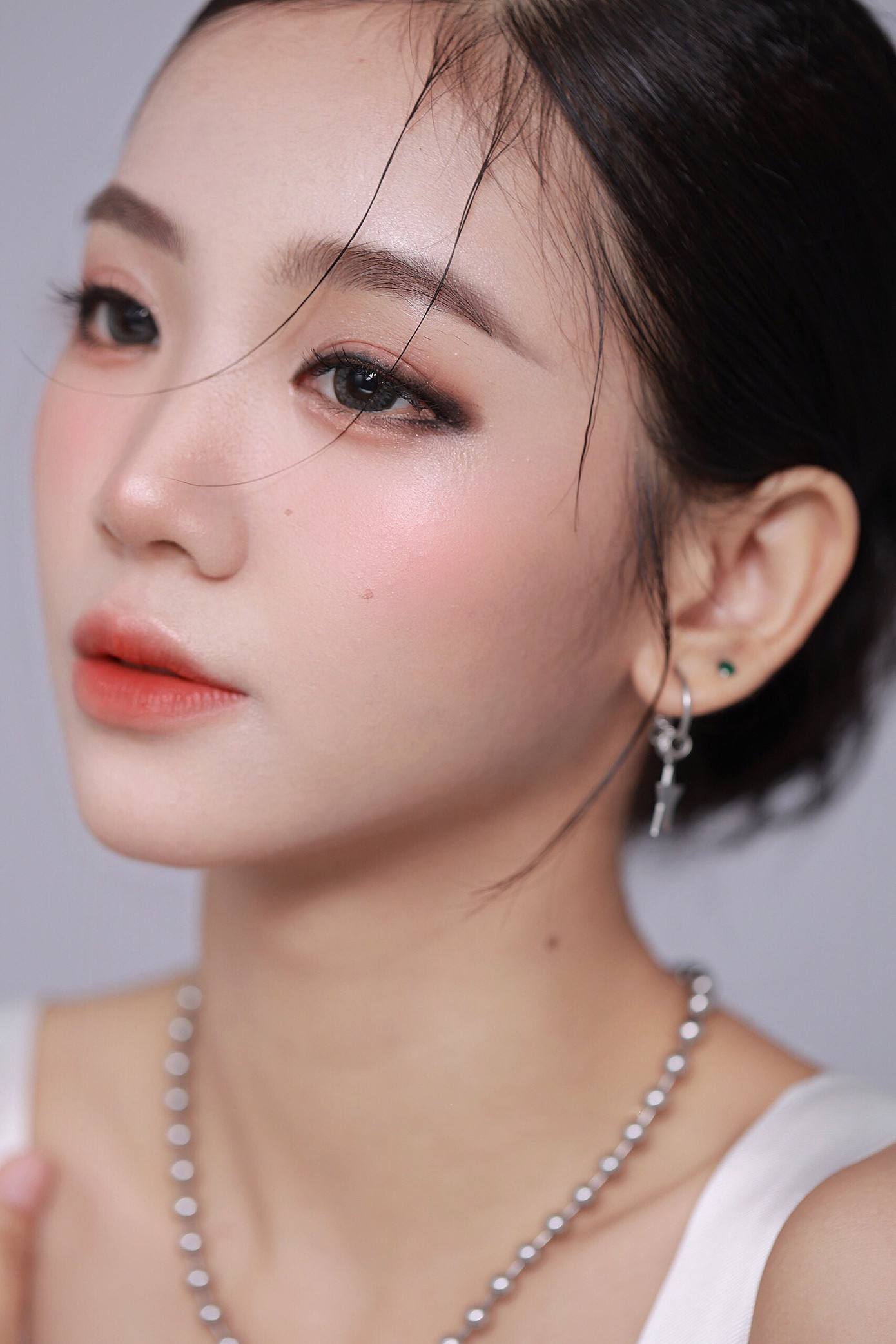 Cửu Thiên Di tên thật là Ngô Kim Ngân (sinh năm 2005) sinh ra và lớn lên tại Phú Yên. Cửu Thiên Di tên thật là Ngô Kim Ngân (sinh năm 2005) sinh ra và lớn lên tại Phú Yên.