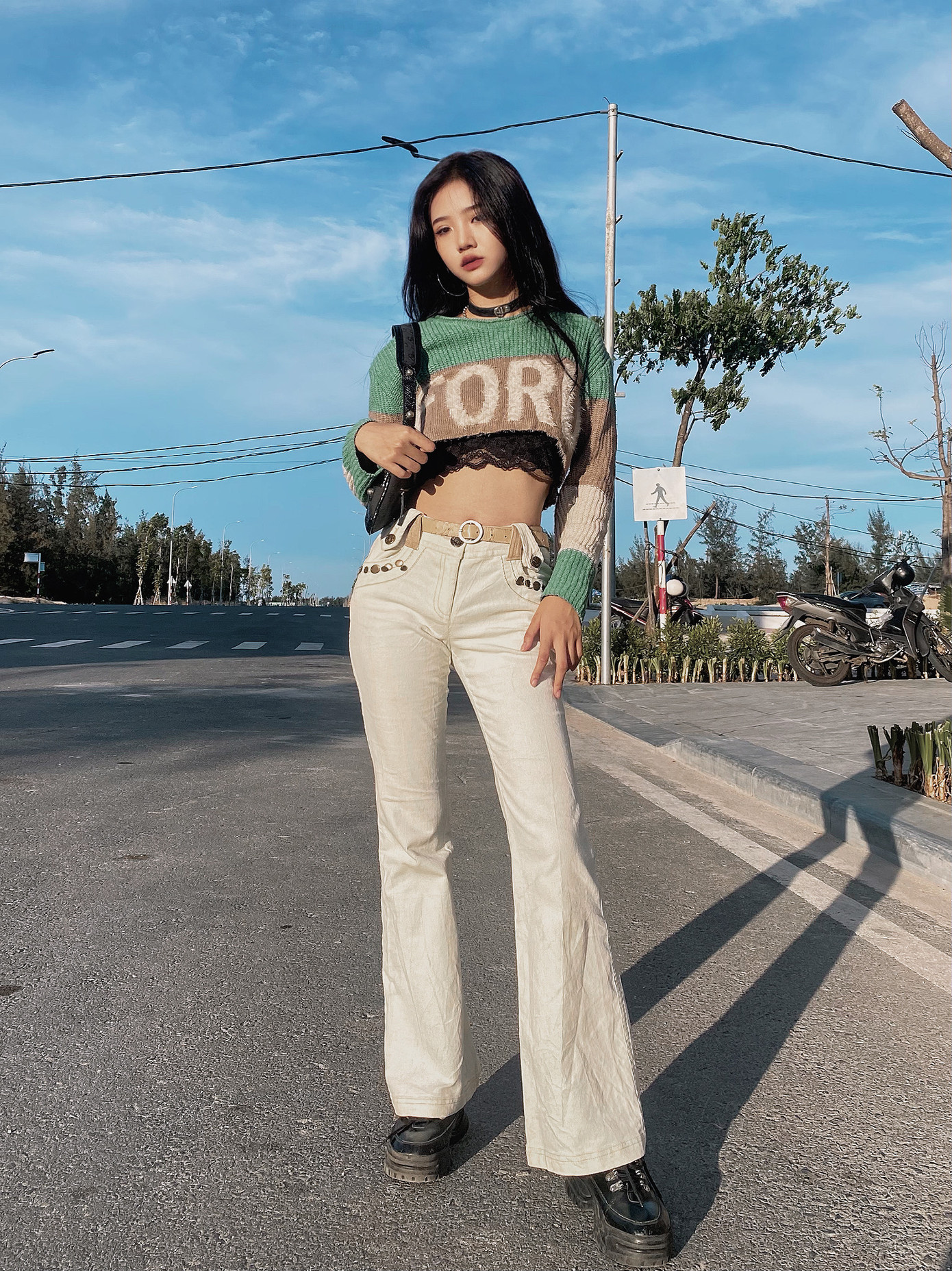 Bén duyên với nghệ thuật từ sớm, ngay từ năm học lớp 9, Kim Ngân đã bắt đầu tự lập, tham gia làm nghệ thuật song song với công việc học tập. Bén duyên với nghệ thuật từ sớm, ngay từ năm học lớp 9, Kim Ngân đã bắt đầu tự lập, tham gia làm nghệ thuật song song với công việc học tập.