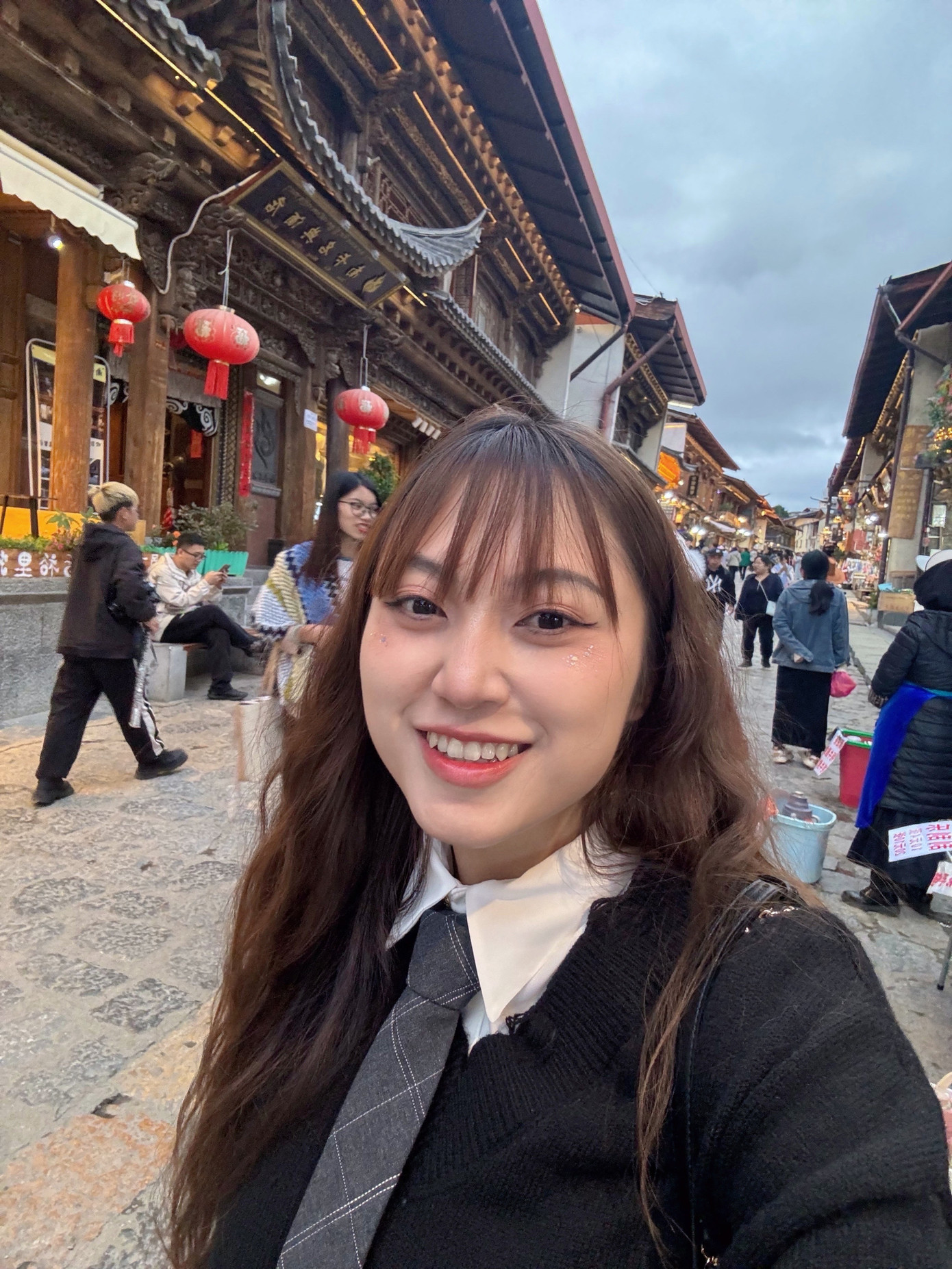 Dương Linh Trang (sinh năm 2001) tốt nghiệp chuyên ngành Quản trị dịch vụ du lịch và lữ hành tại trường Đại học Thương mại. Dương Linh Trang (sinh năm 2001) tốt nghiệp chuyên ngành Quản trị dịch vụ du lịch và lữ hành tại trường Đại học Thương mại.