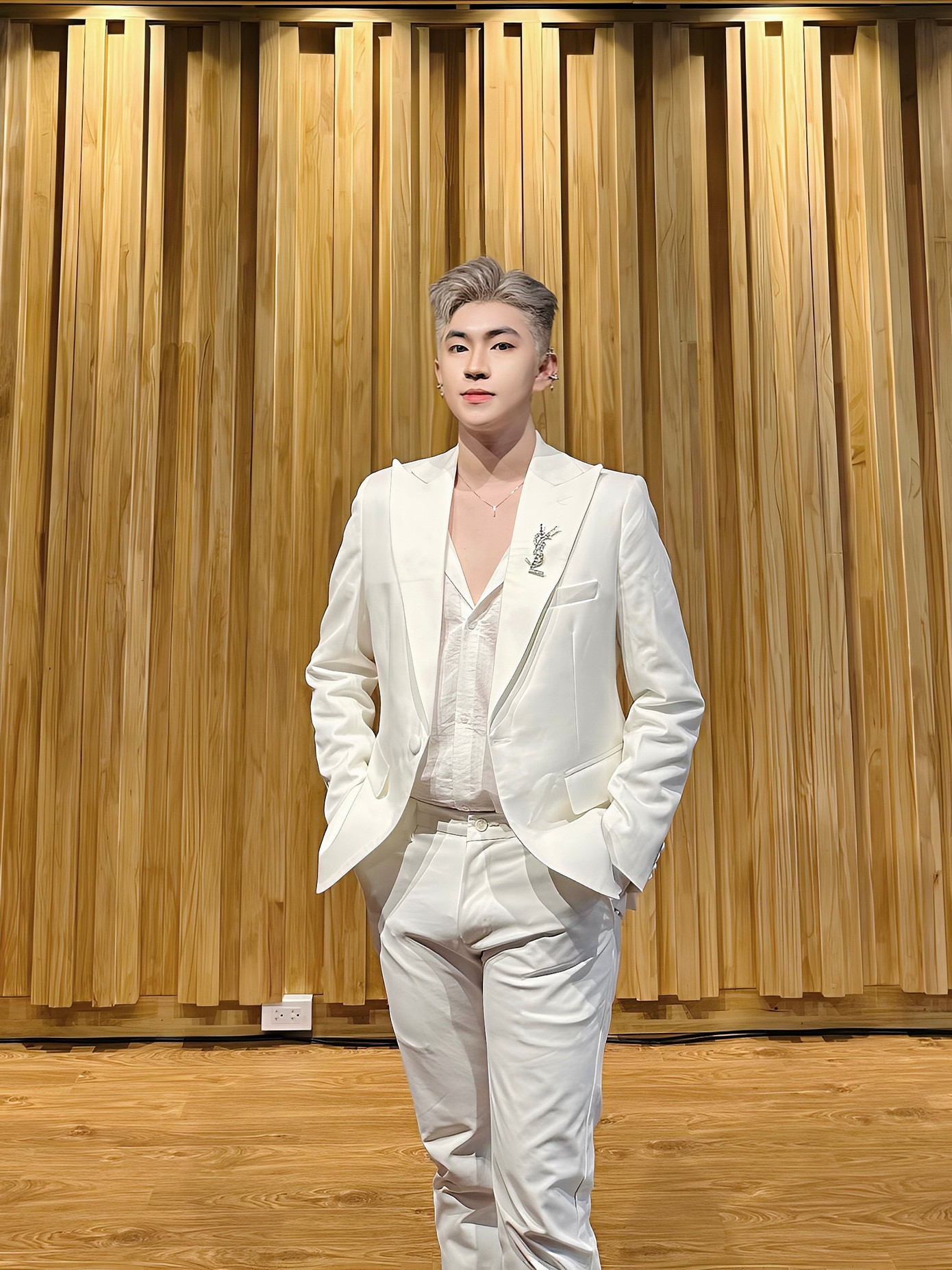 Dành niềm đam mê lớn với âm nhạc từ khi còn nhỏ, Quốc Tuấn luôn mơ ước có cơ hội được tỏa sáng trên sân khấu lớn.