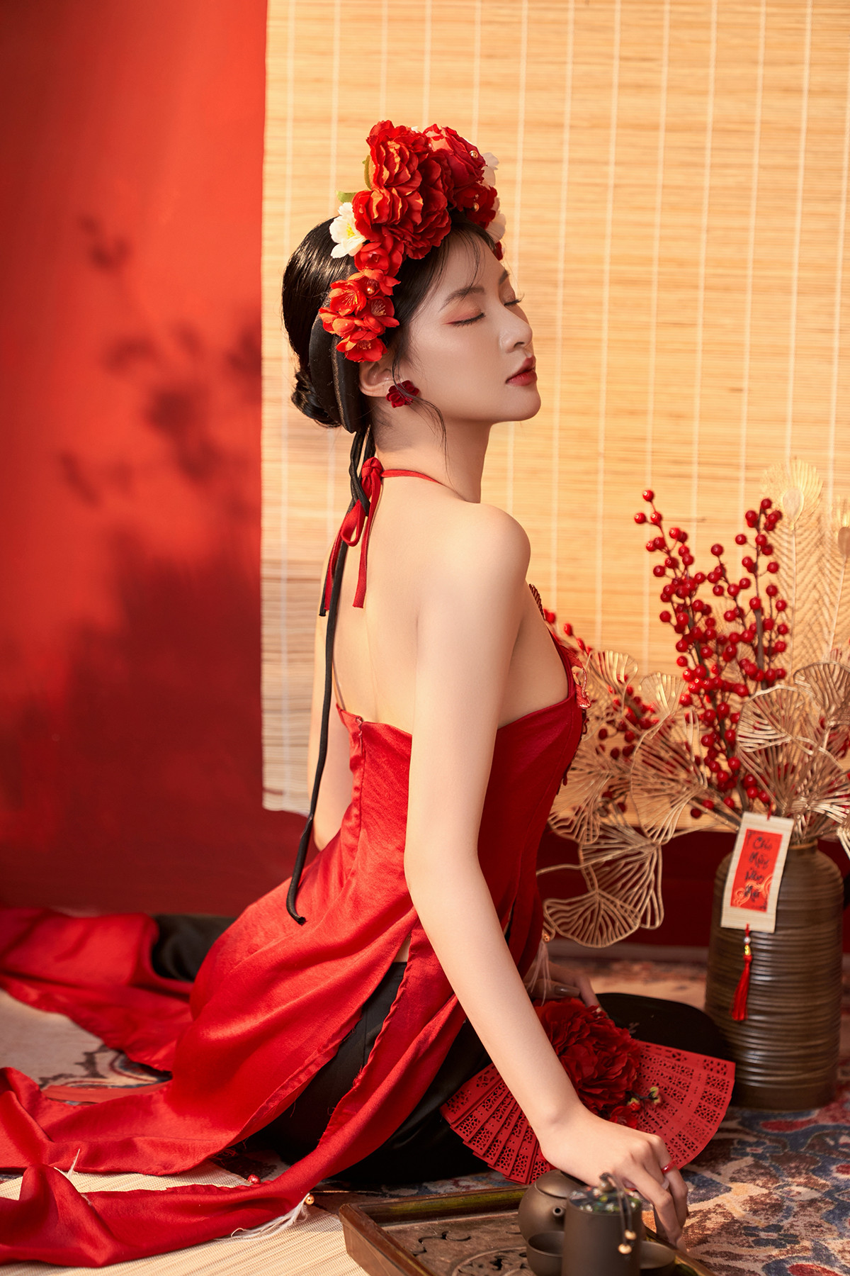 Hình ảnh chiếc áo yếm đỏ, cùng mấn hoa được đính kết tỉ mỉ, ngụ ý cho vẻ đẹp quyến rũ, sắc sảo của người phụ nữ, cũng thể hiện sự may mắn, sung túc và đủ đầy. Hình ảnh chiếc áo yếm đỏ, cùng mấn hoa được đính kết tỉ mỉ, ngụ ý cho vẻ đẹp quyến rũ, sắc sảo của người phụ nữ, cũng thể hiện sự may mắn, sung túc và đủ đầy.