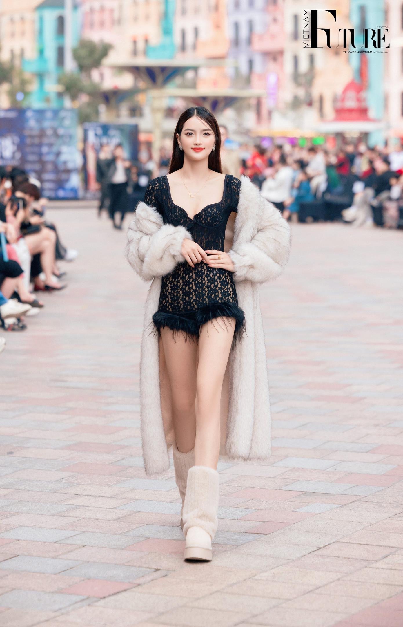 Lang Thảo &quot;lột xác&quot; vượt qua chính bản thân mình, tự tin sải bước trên sàn catwalk.