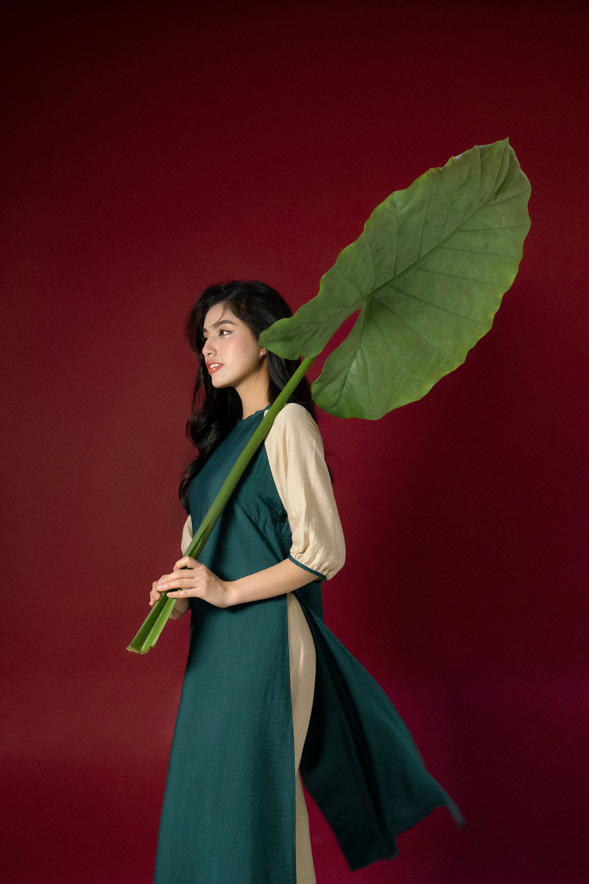 Thu Trang lấy cảm hứng từ những bức ảnh lịch của thập niên 90, để thực hiện bộ ảnh đón Tết của bản thân.