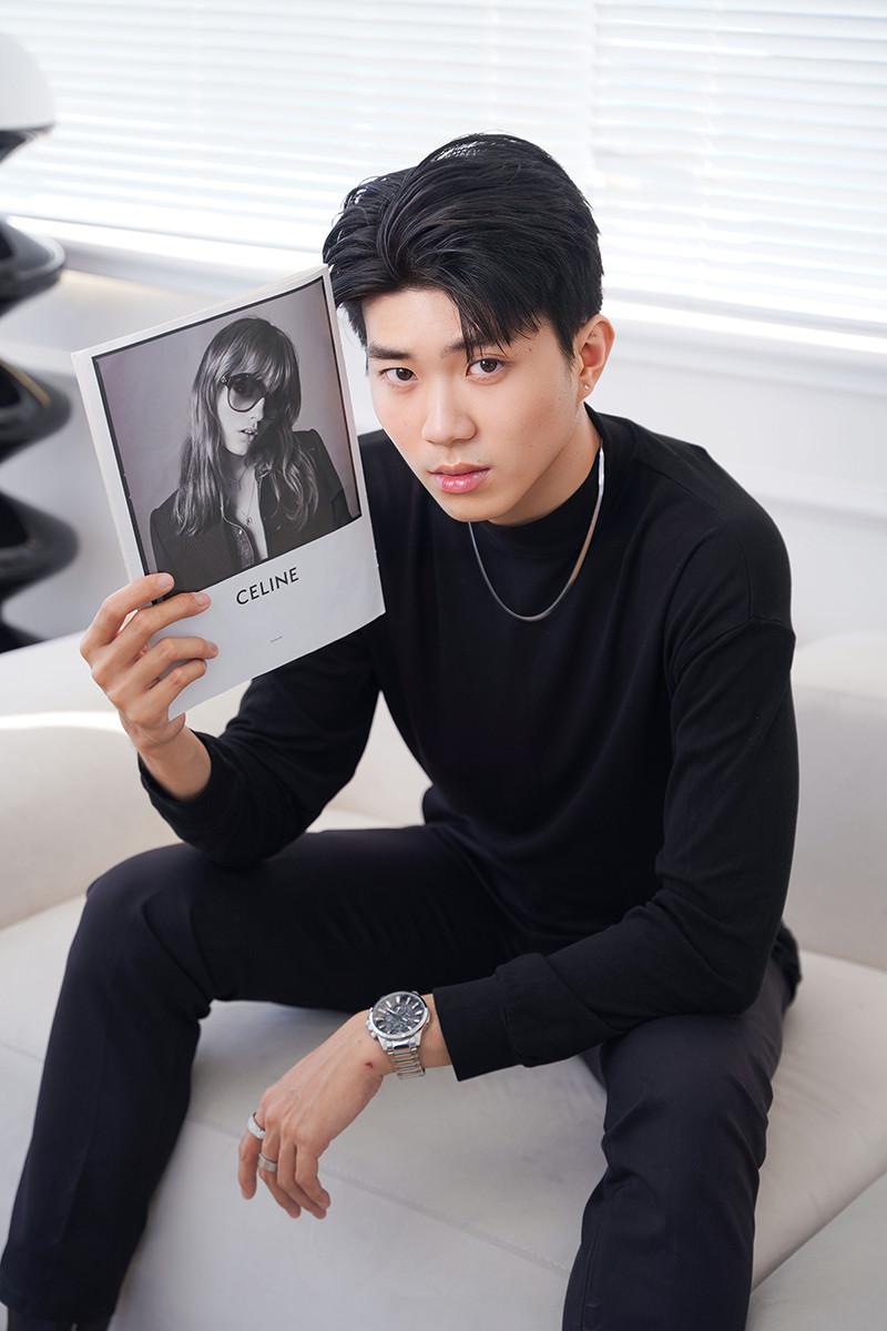 Yong Luan (sinh năm 2001) đang là sinh viên ngành Logistics (Quản trị chuỗi cung ứng) tại trường Đại học Kinh tế - Tài chính Thành phố Hồ Chí Minh.