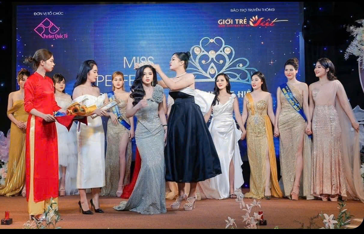 Hồng Hà đoạt Top 10 Hoa hậu Biển đảo Việt Nam 2022 và là Á khôi Đại sứ thương hiệu 2022. Hồng Hà đoạt Top 10 Hoa hậu Biển đảo Việt Nam 2022 và là Á khôi Đại sứ thương hiệu 2022.