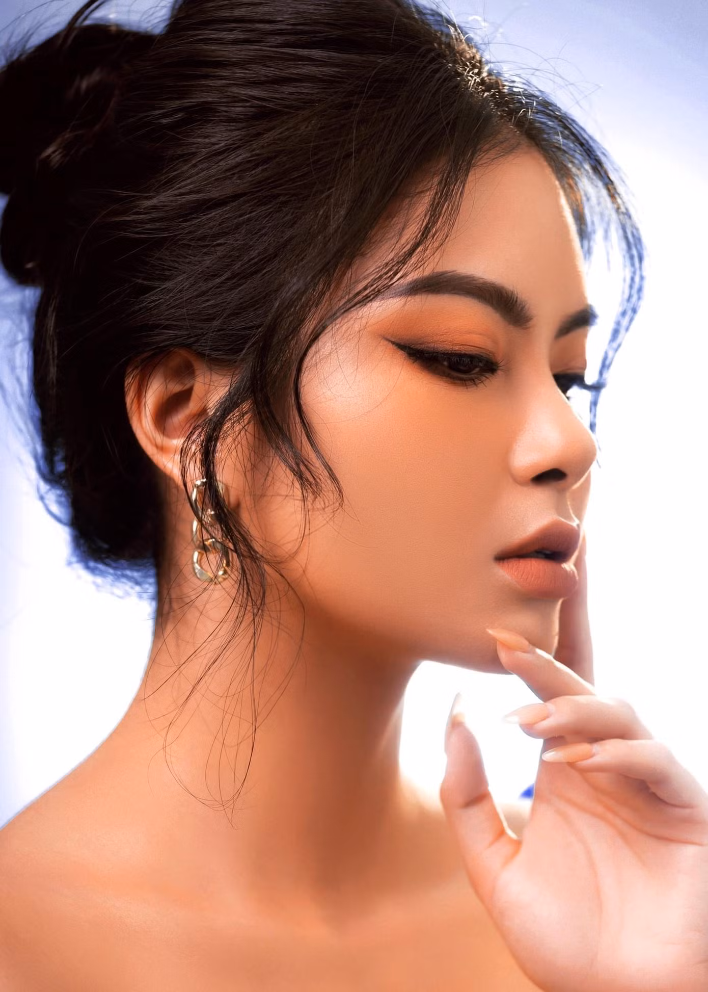 Từ một cô gái nhút nhát, có phần tự ti, Hồng Hà đã bứt phá đến với các cuộc thi nhan sắc, chiến thắng bản thân.