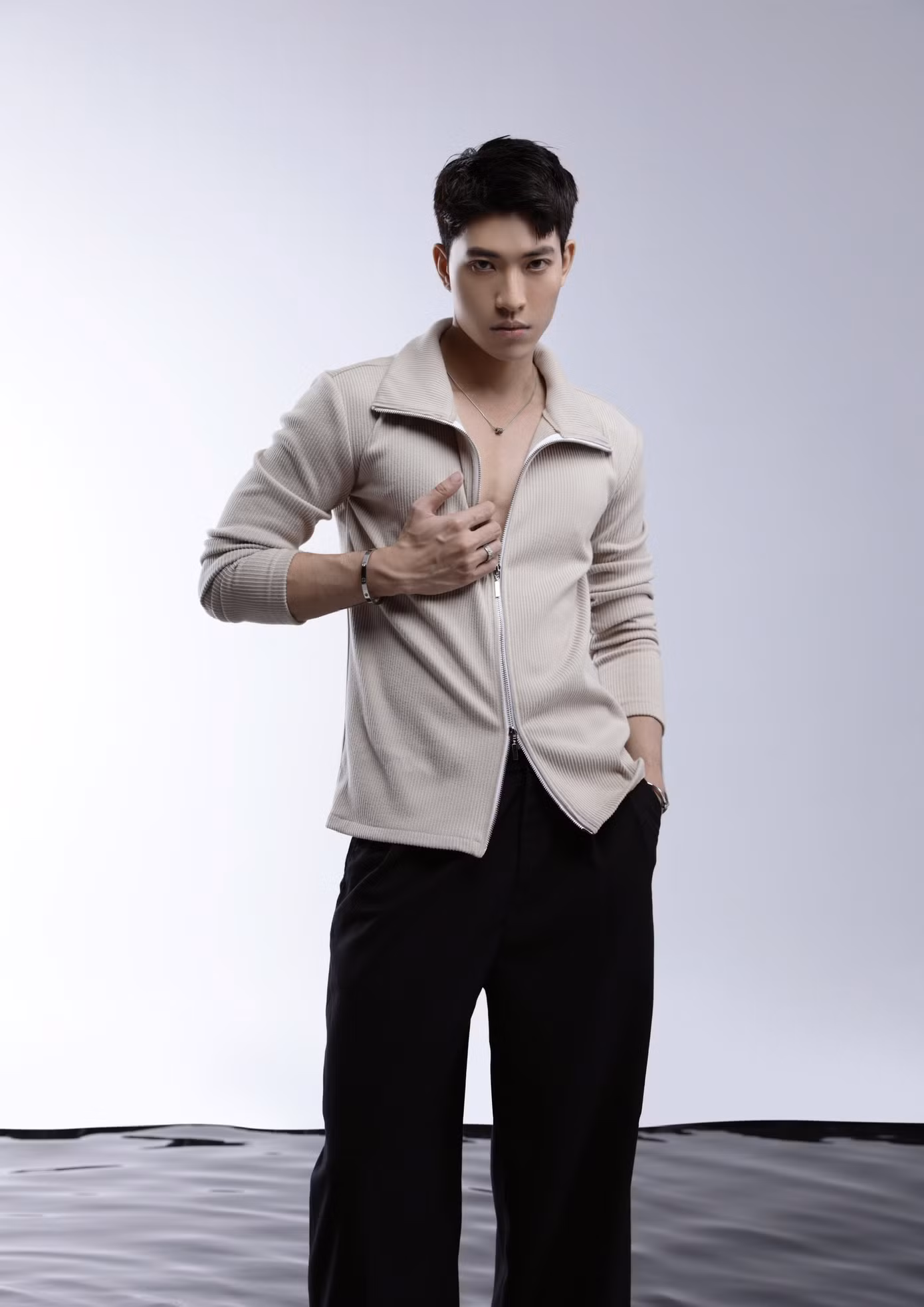Duy Dương tìm thấy niềm đam mê thời trang qua những buổi shooting.