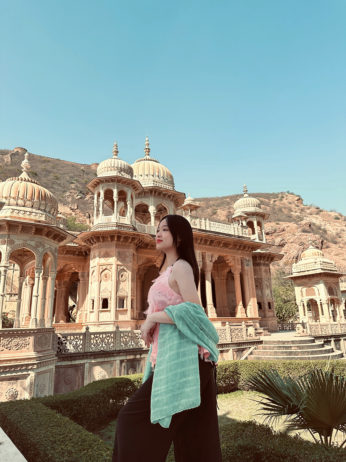 Luôn chủ động tìm tòi những điều mới, Xa Lan ấn tượng và dành niềm yêu thích đặc biệt với hình ảnh chiếc yếm đào của Việt Nam. Luôn chủ động tìm tòi những điều mới, Xa Lan ấn tượng và dành niềm yêu thích đặc biệt với hình ảnh chiếc yếm đào của Việt Nam.