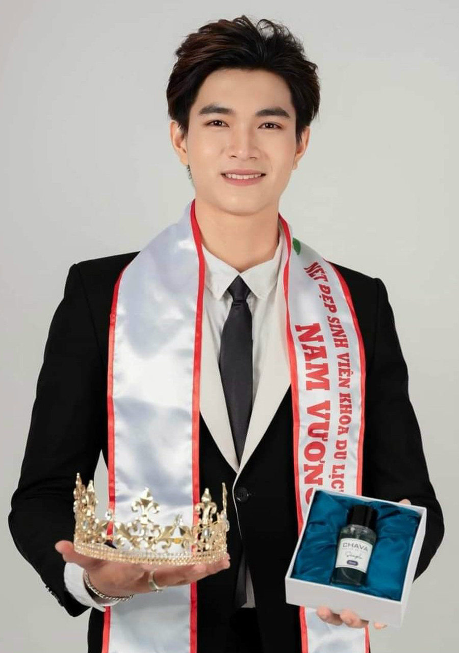 Trần Hoàng Sơn (sinh năm 2004) hiện đang là sinh viên khoa Du lịch của Trường Đại học Văn hoá TP.HCM.