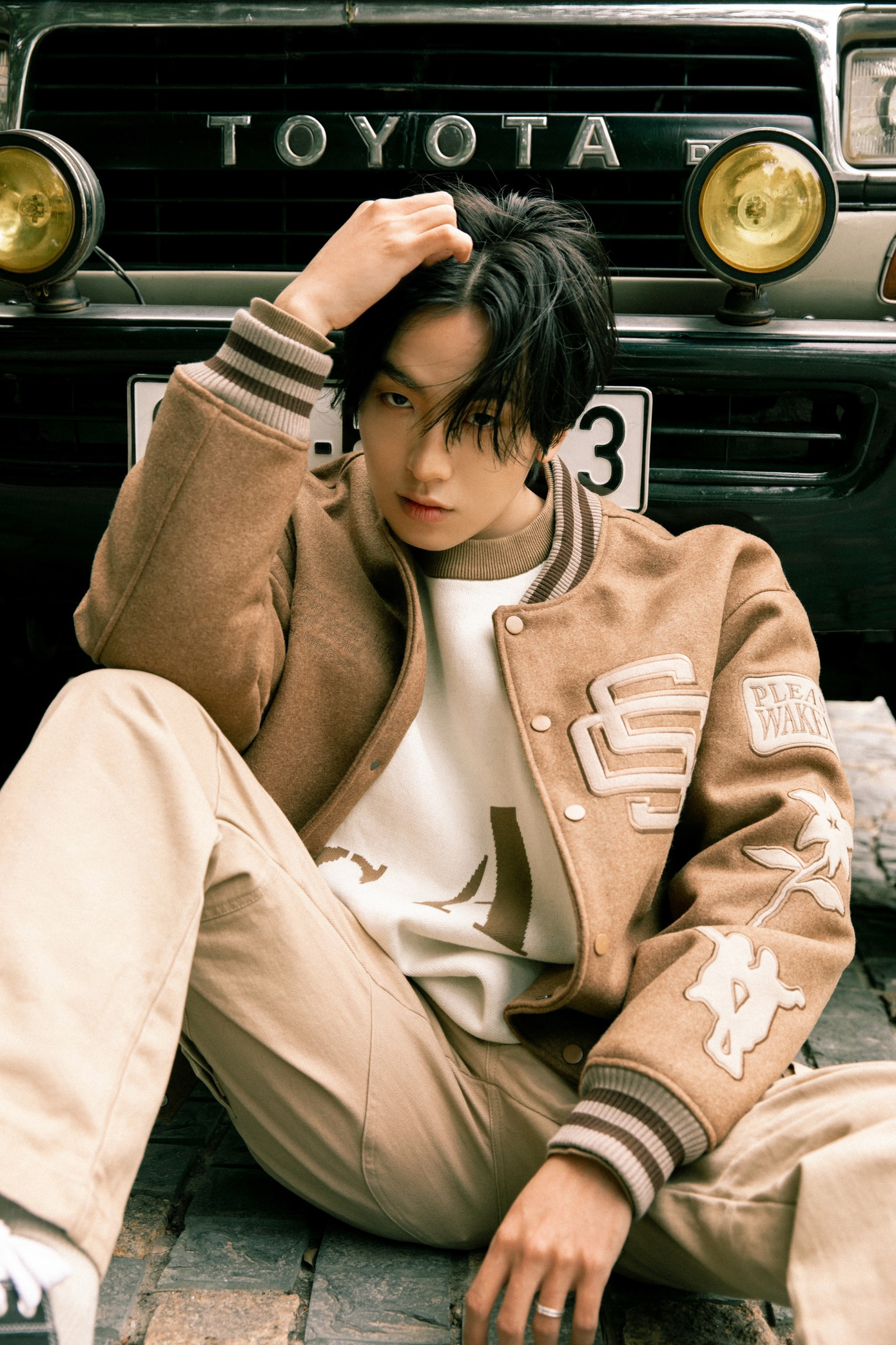 Trước khi đến với nghề mẫu ảnh, Tuấn Đạt từng trải qua nhiều công việc khác nhau, từ khuân vác, phục vụ quán cà phê, làm người ship hàng, quản lý quán bida đến chỉnh sửa ảnh thuê,...