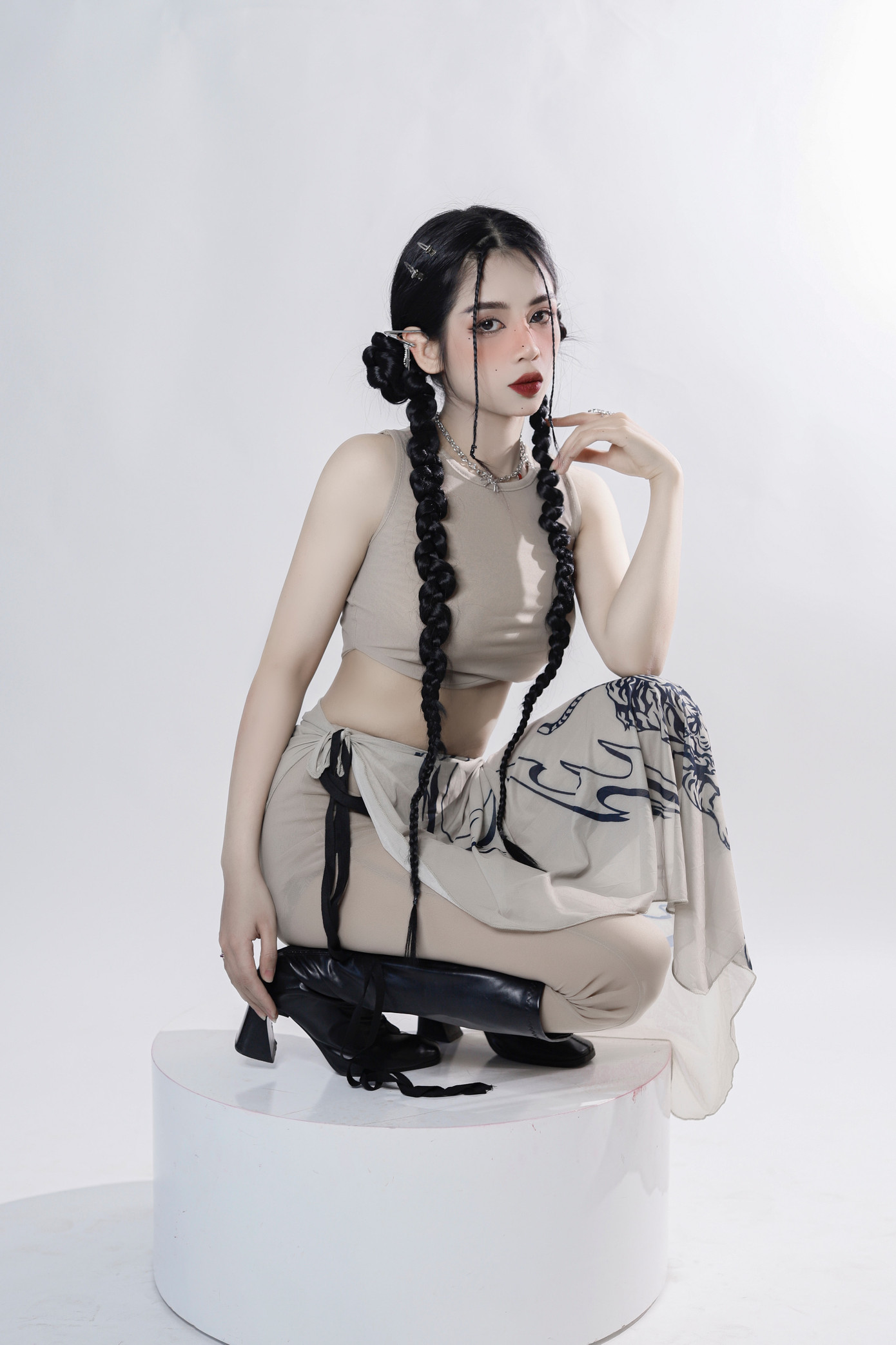 Với ước mơ từ nhỏ là được làm đẹp cho mọi người, Hoàng Huệ hiện đang được biết đến là một Makeup Artist.