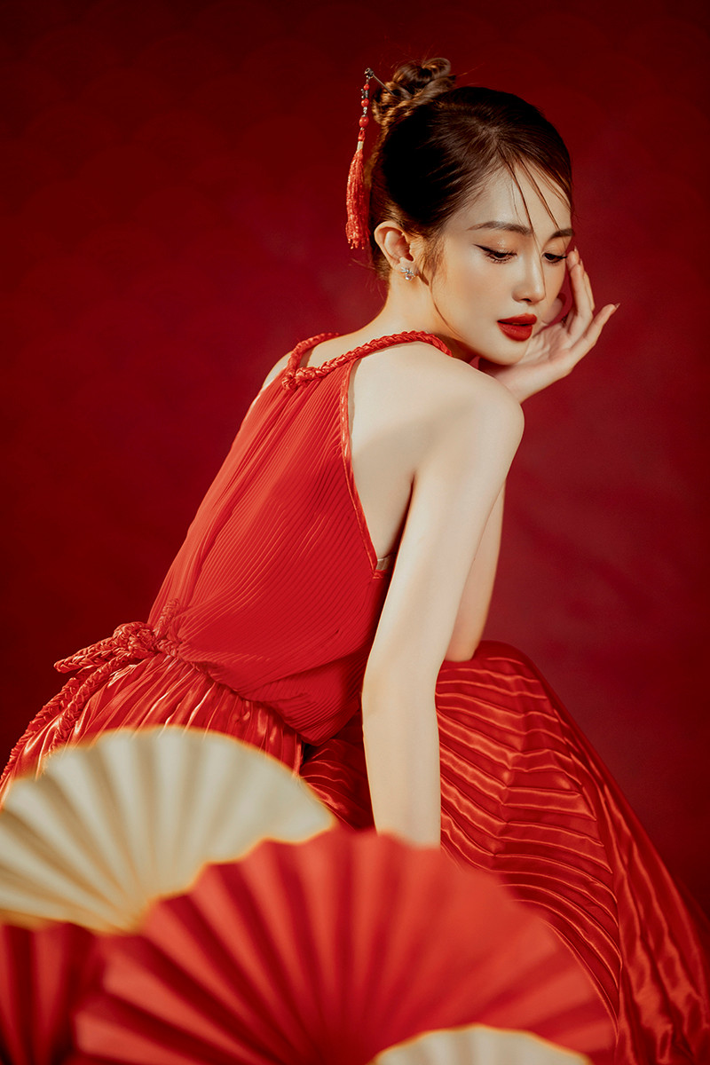 Bên cạnh công việc học, Hải Hà còn làm việc tại vị trí truyền thông marketing. Bên cạnh công việc học, Hải Hà còn làm việc tại vị trí truyền thông marketing.