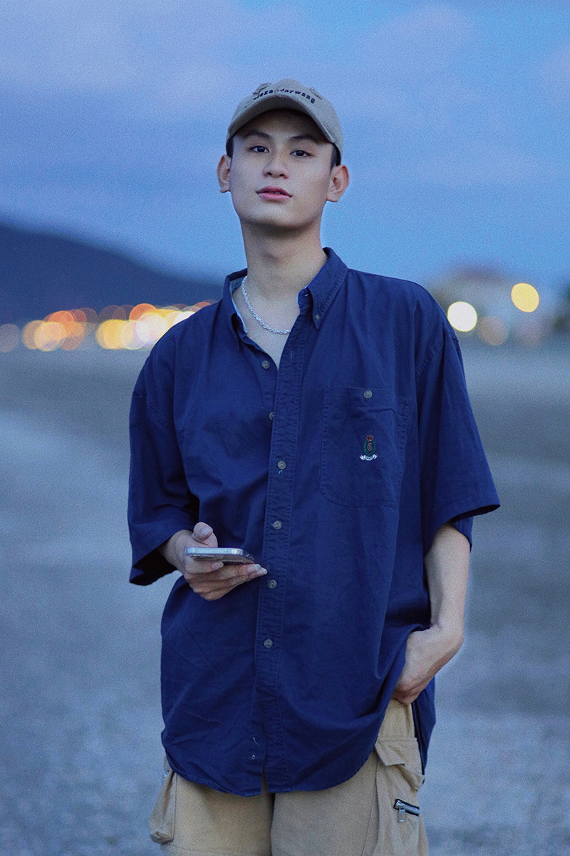 Minh Võ (sinh năm 2005) là thủ khoa đầu vào chuyên ngành Nhiếp ảnh nghệ thuật của trường Đại học Sân khấu Điện ảnh Hà Nội.