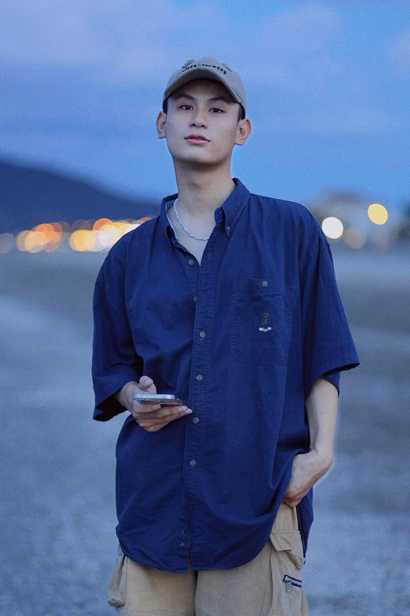 Minh Võ (sinh năm 2005) là thủ khoa đầu vào chuyên ngành Nhiếp ảnh nghệ thuật của trường Đại học Sân khấu Điện ảnh Hà Nội.