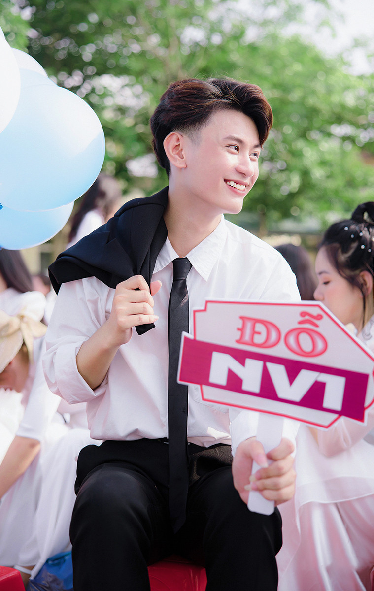 Từ nạn nhân của bạo lực học đường, bạo lực ngôn ngữ, Minh Võ hoàn toàn "lột xác" trở thành chàng trai giàu năng lượng, tích cực.