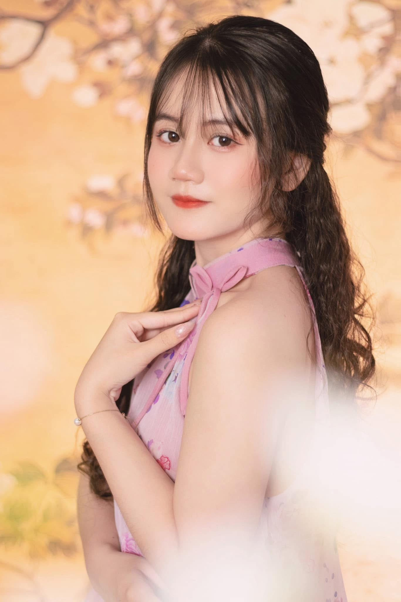 Trần Thị Hồng Ánh (sinh năm 2005) hiện là sinh viên năm thứ hai tại Đại học Kinh tế TP.HCM (UEH). Trần Thị Hồng Ánh (sinh năm 2005) hiện là sinh viên năm thứ hai tại Đại học Kinh tế TP.HCM (UEH).