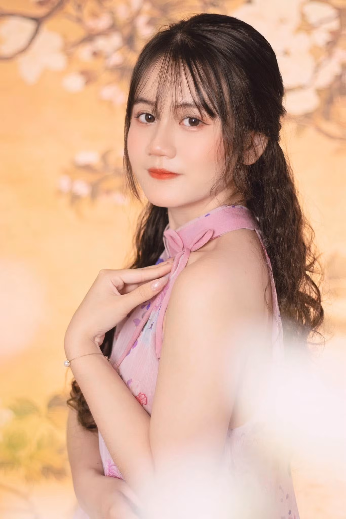 Trần Thị Hồng Ánh (sinh năm 2005) hiện là sinh viên năm thứ hai tại Đại học Kinh tế TP.HCM (UEH).