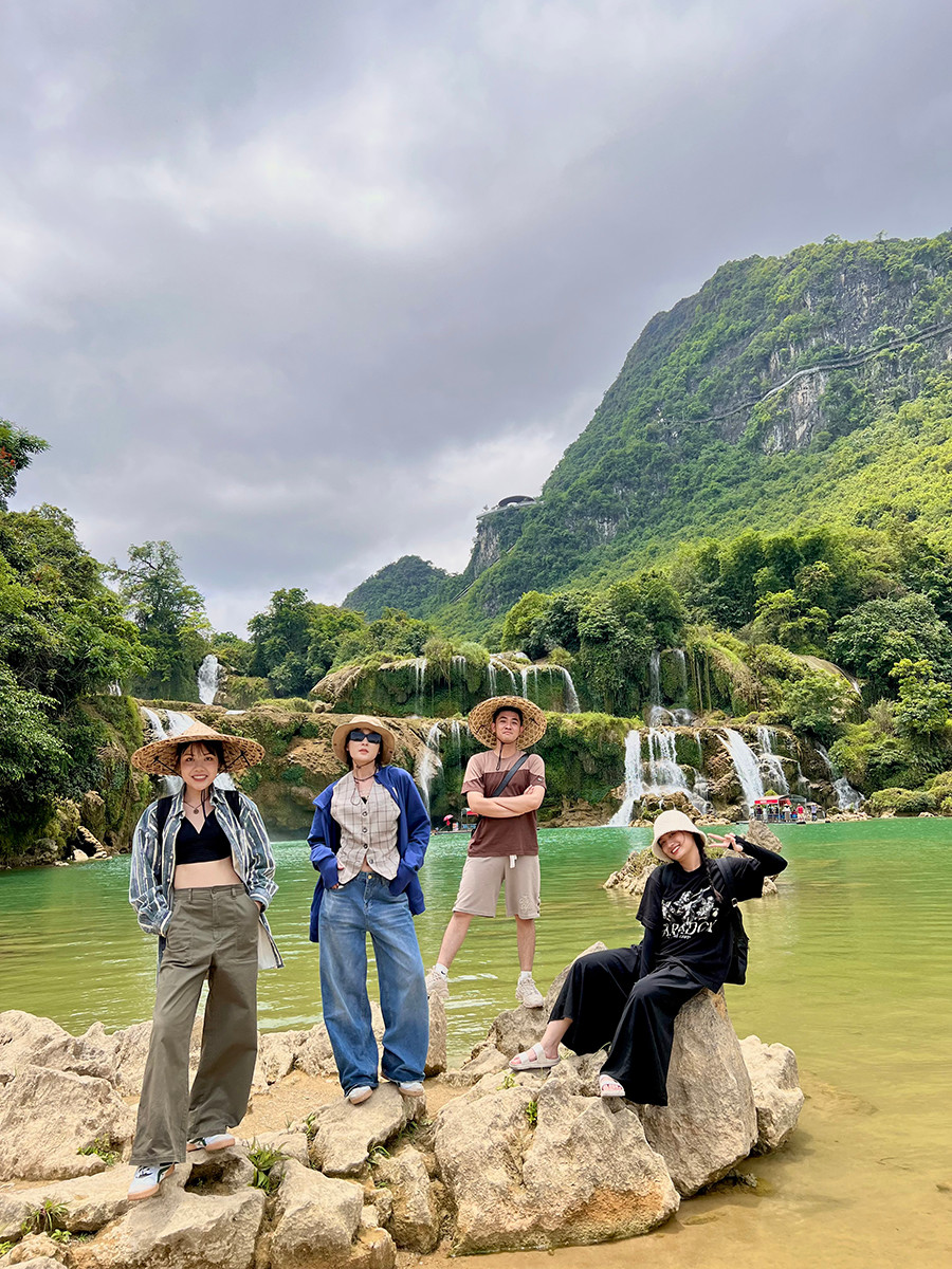 Trong mỗi hành trình thử thách của bản thân, Thu Lệ không thể thiếu những người bạn luôn đồng hành đặc biệt. Trong mỗi hành trình thử thách của bản thân, Thu Lệ không thể thiếu những người bạn luôn đồng hành đặc biệt.