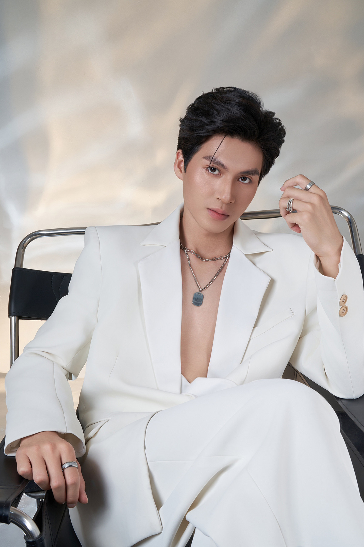 Sau khi nhận thấy bản thân không phù hợp với ngành học, Hồng Hưng quyết định dừng lại để tìm kiếm đam mê của bản thân, khám phá những điều nằm ngoài giấy bút.