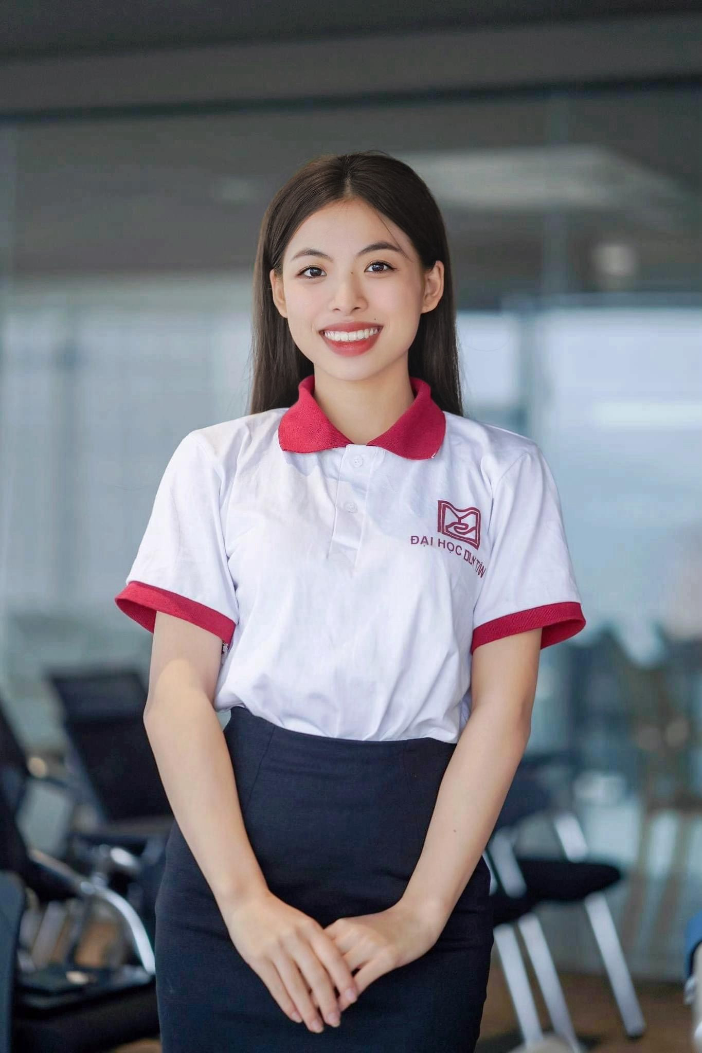 Khánh Vân sinh ra và lớn lên tại mảnh đất anh hùng Quảng Trị, nơi từng chứng kiến bao hy sinh oanh liệt của dân tộc. Vậy nên, cô bạn luôn tự nhủ rằng: “Mỗi trang sách mình đọc, mỗi kiến thức mình học được chính là một viên gạch để xây dựng tương lai của bản thân và quê hương đất nước”.