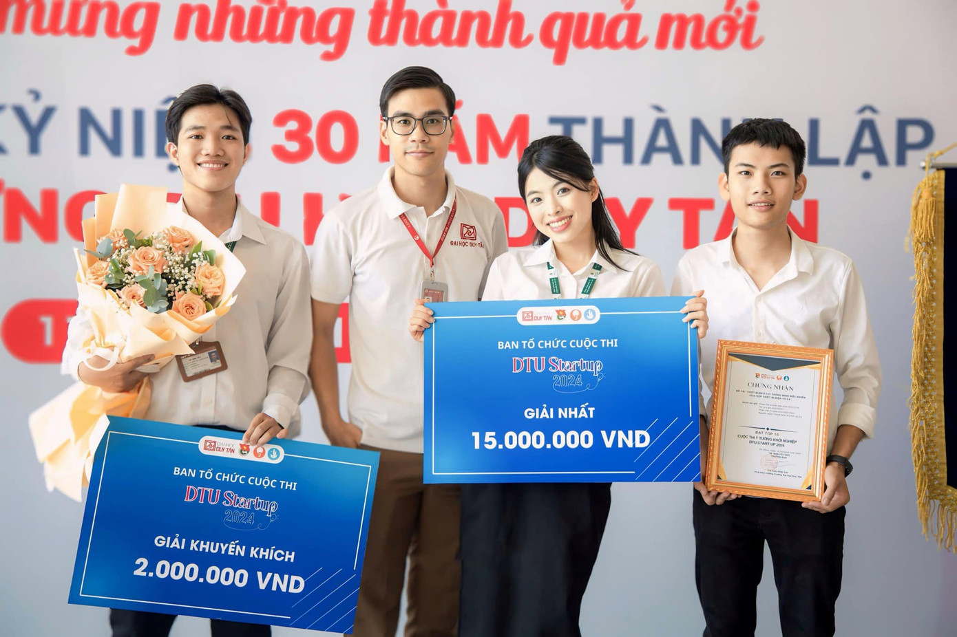 Khánh Vân đoạt Giải Nhất cuộc thi DTU Startup 2024.