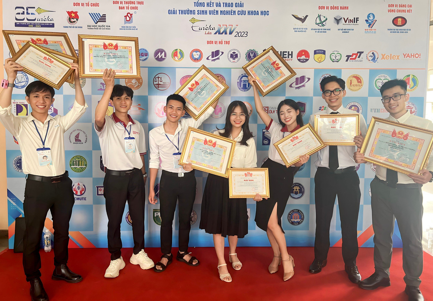 Khánh Vân đoạt Giải Ba Giải thưởng Sinh viên nghiên cứu khoa học Euréka.