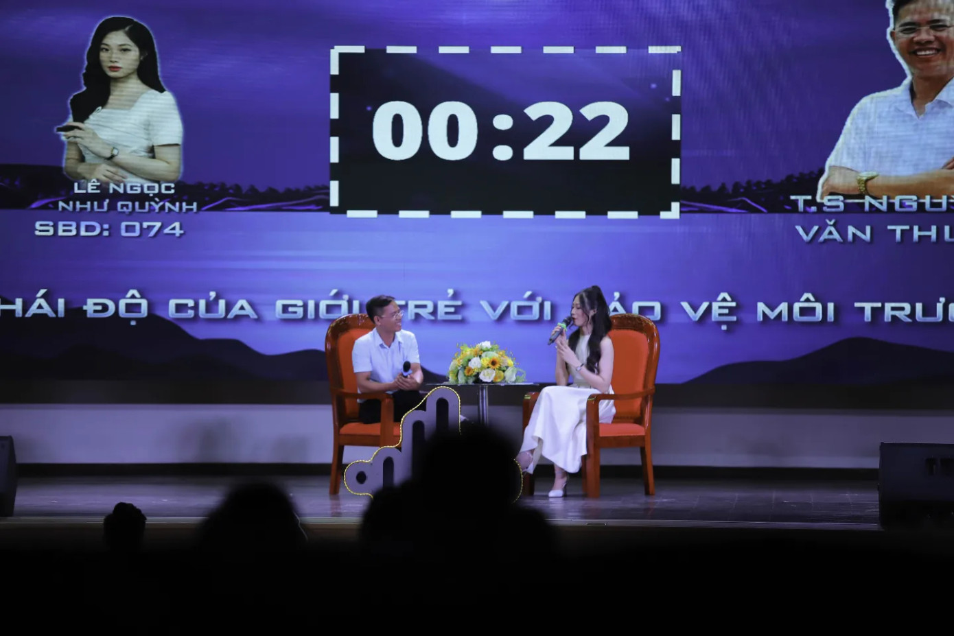 Bên cạnh công việc học, Như Quỳnh còn là MC trẻ có cơ hội được dẫn nhiều chương trình, thể loại khác nhau.