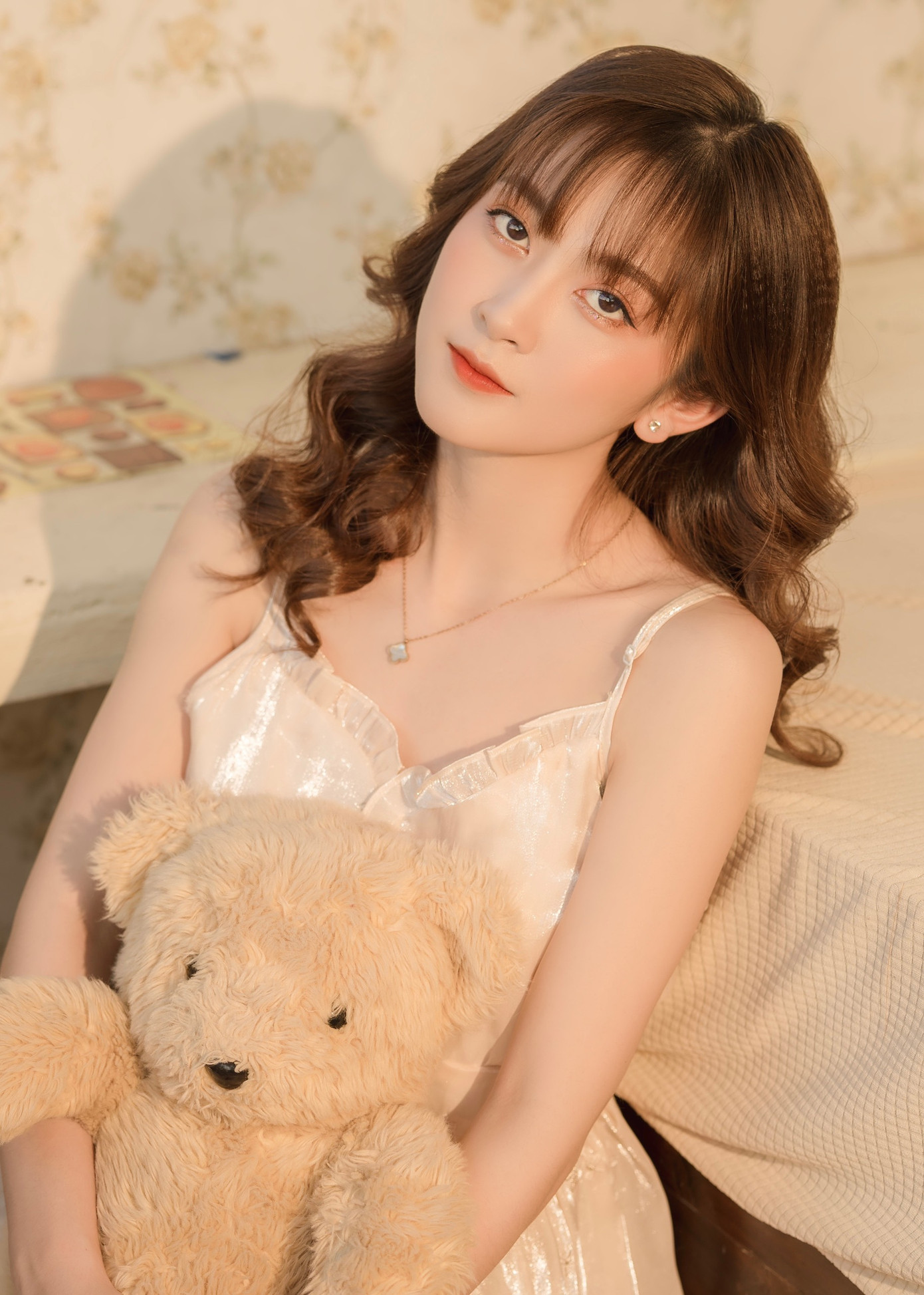 Thu Thủy đang được biết đến là một Chuyên viên Quan hệ khách hàng của ngân hàng BIDV và đam mê nghệ thuật.